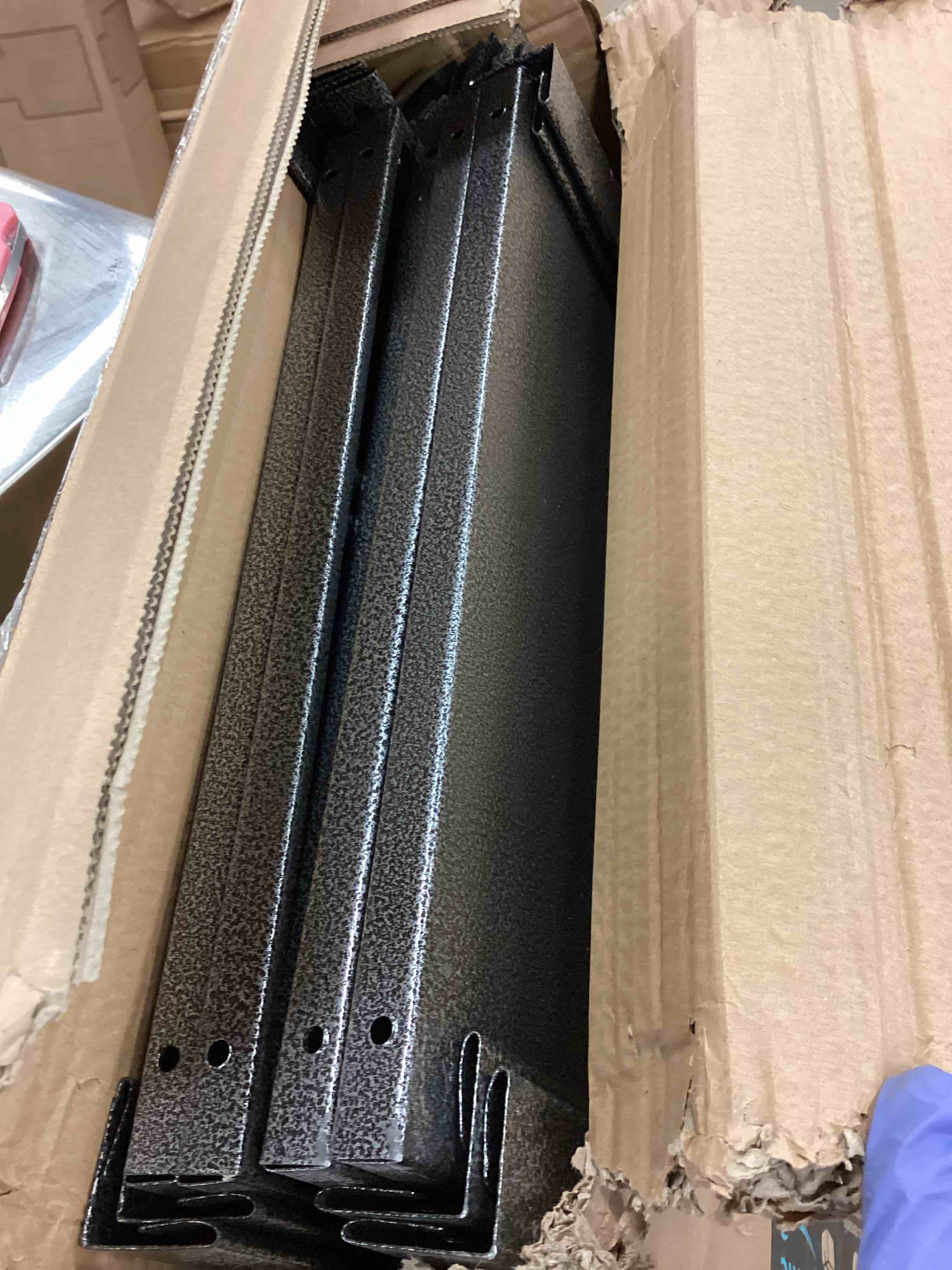 https://s3.amazonaws.com/lotting-images-prod/bidfta/RED5915403_1710857666918.jpeg