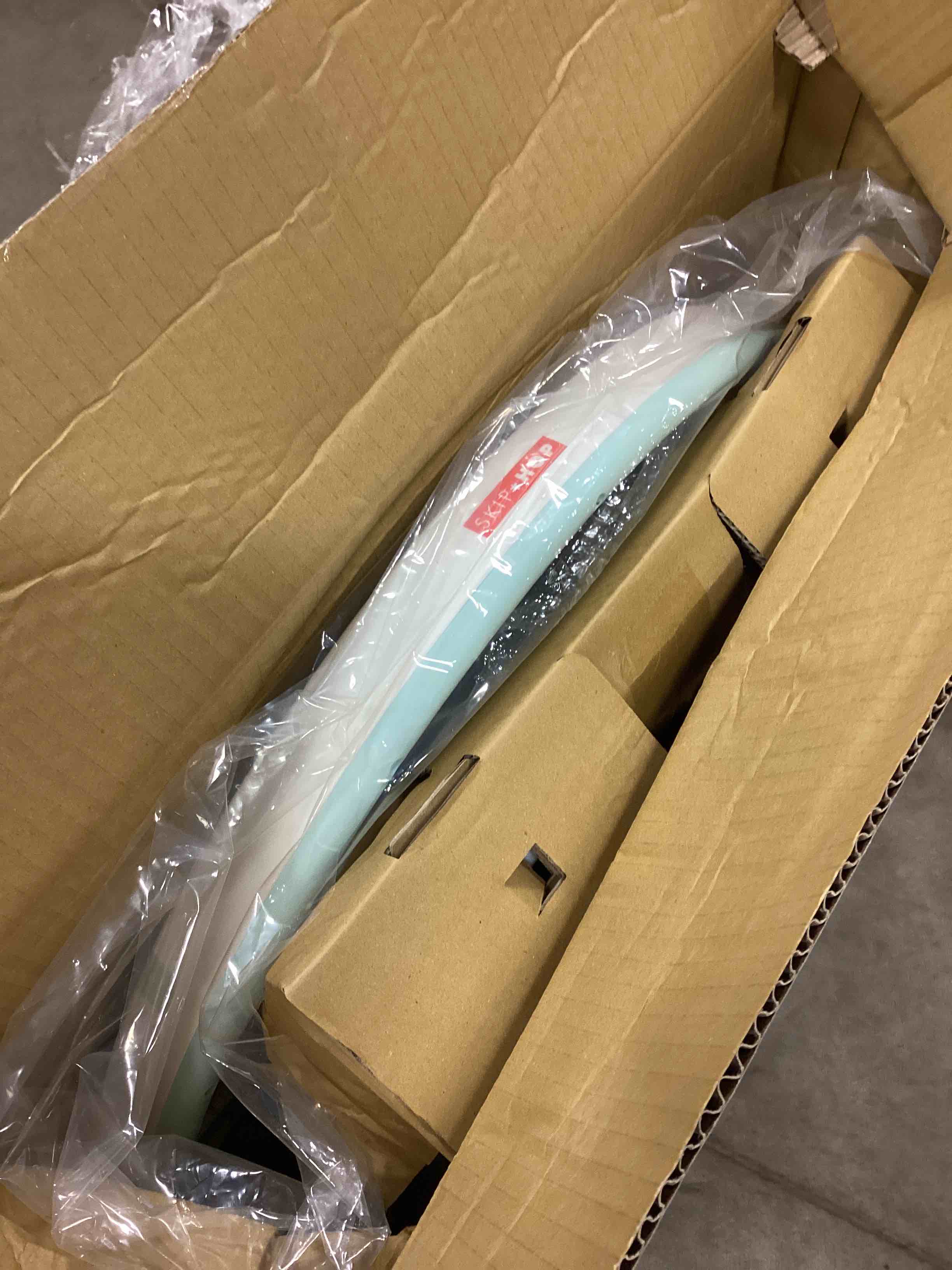https://s3.amazonaws.com/lotting-images-prod/bidfta/RED5915415_1710862139832.jpeg