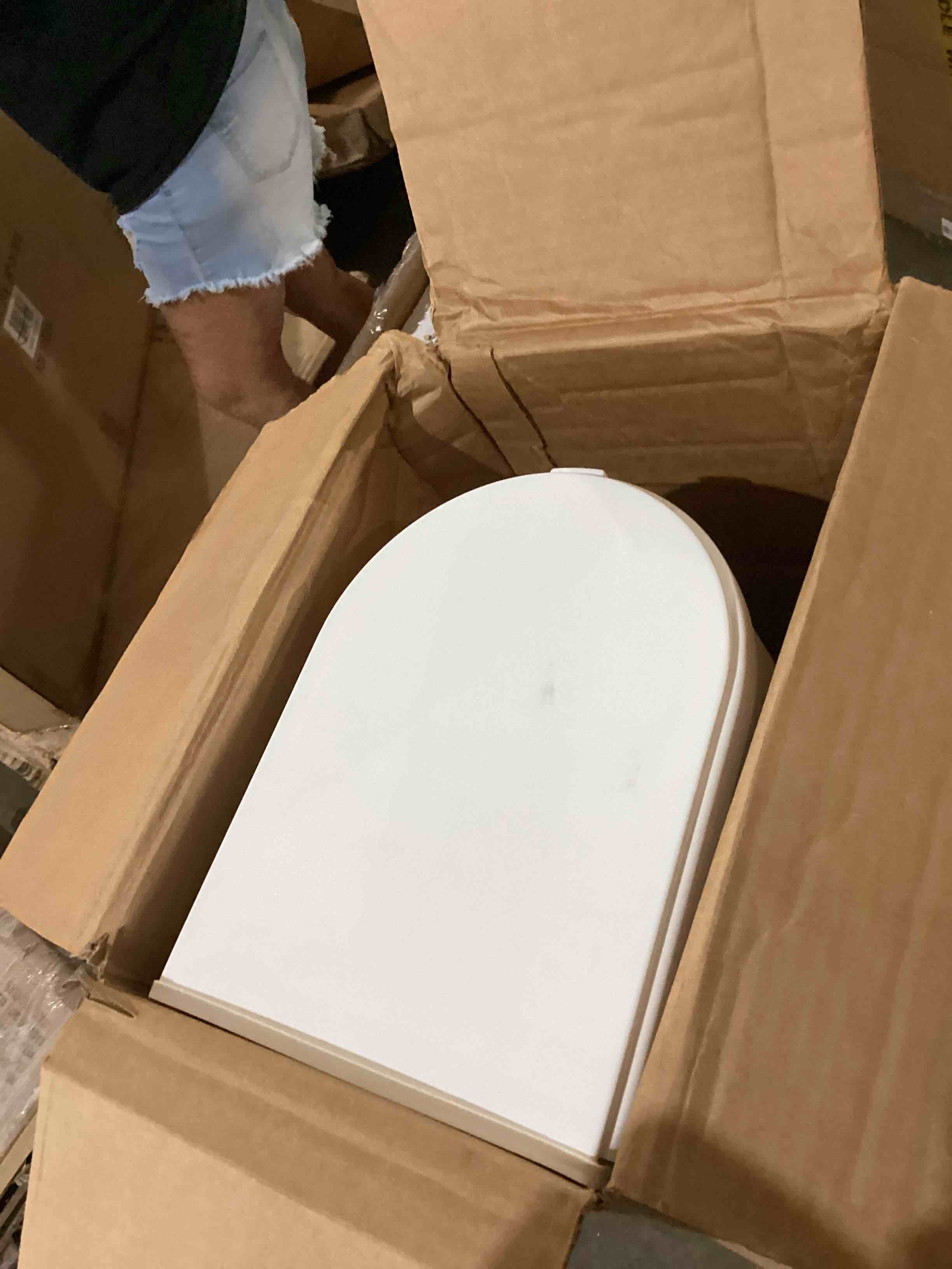 https://s3.amazonaws.com/lotting-images-prod/bidfta/RED5924083_1727361447218.jpeg