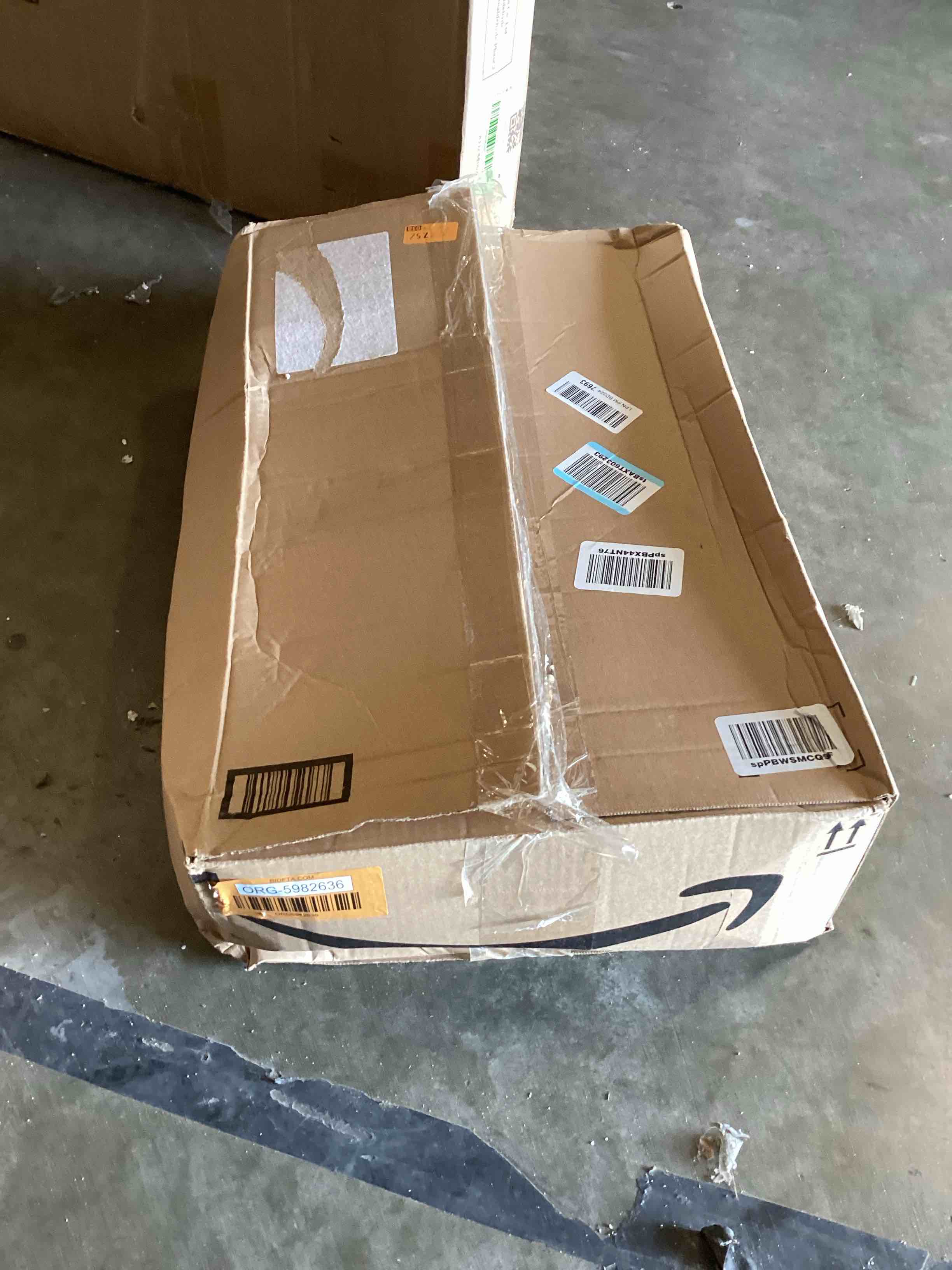 https://s3.amazonaws.com/lotting-images-prod/bidfta/RED5926623_1729783298449.jpeg