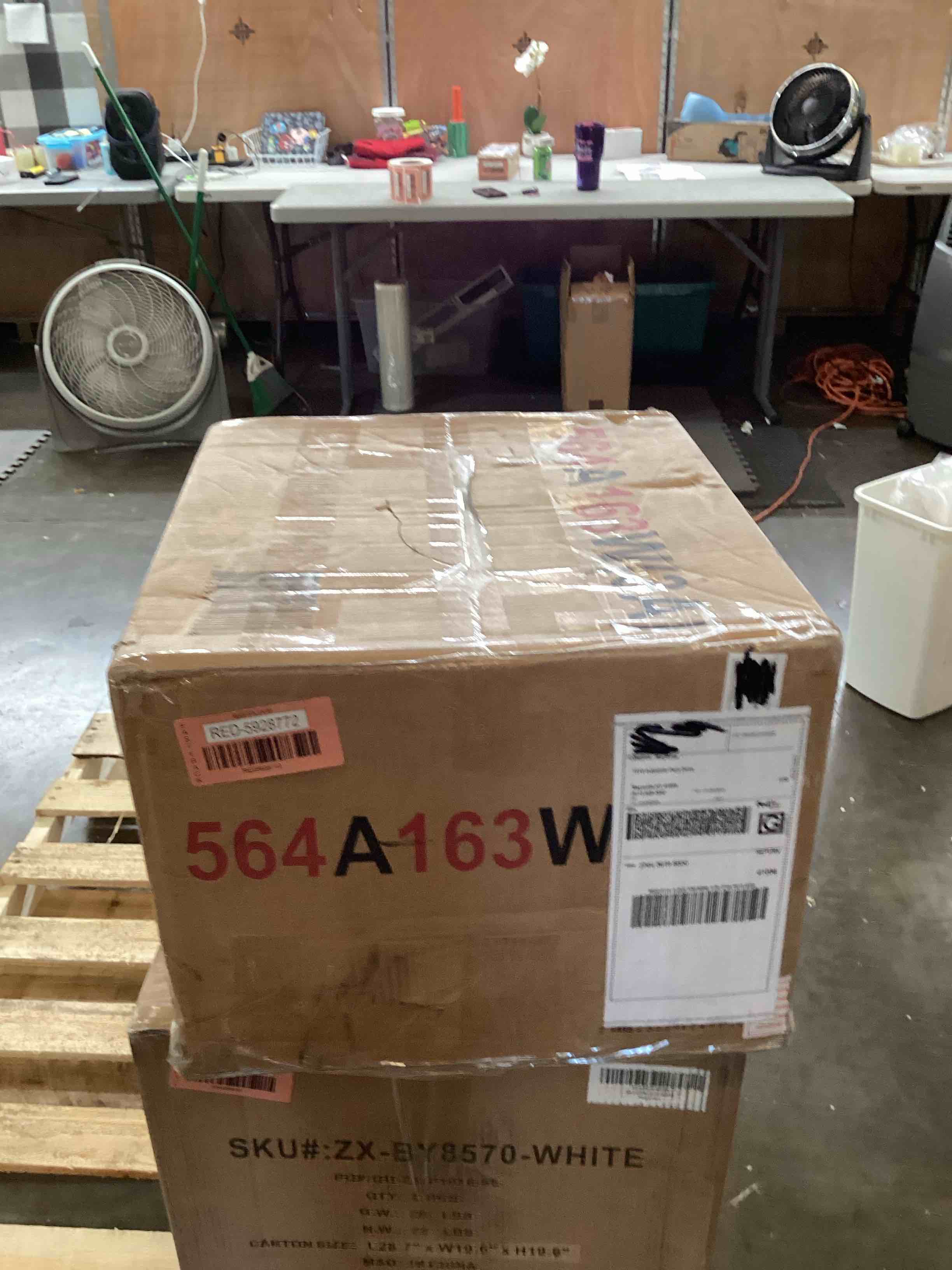 https://s3.amazonaws.com/lotting-images-prod/bidfta/RED5928772_1717688956474.jpeg