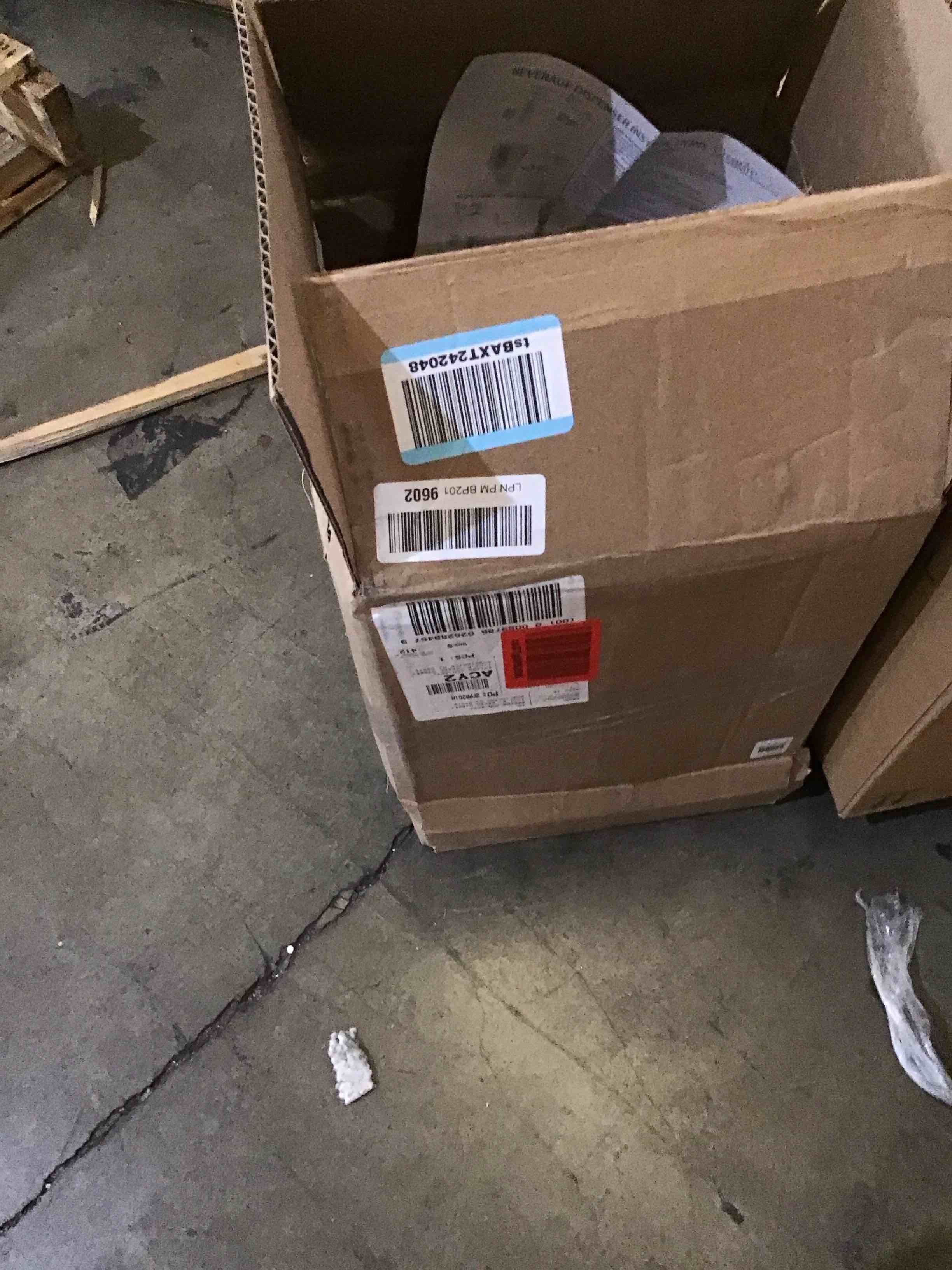 https://s3.amazonaws.com/lotting-images-prod/bidfta/RED5932501_1725635041112.jpeg
