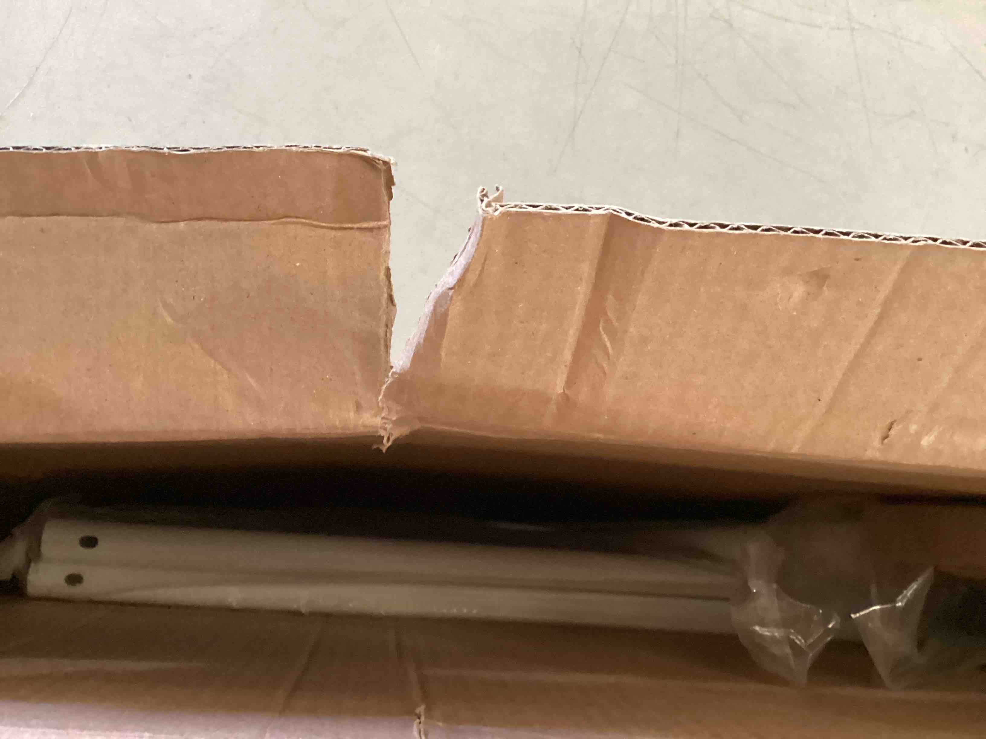 https://s3.amazonaws.com/lotting-images-prod/bidfta/RED5935060_1725565886695.jpeg
