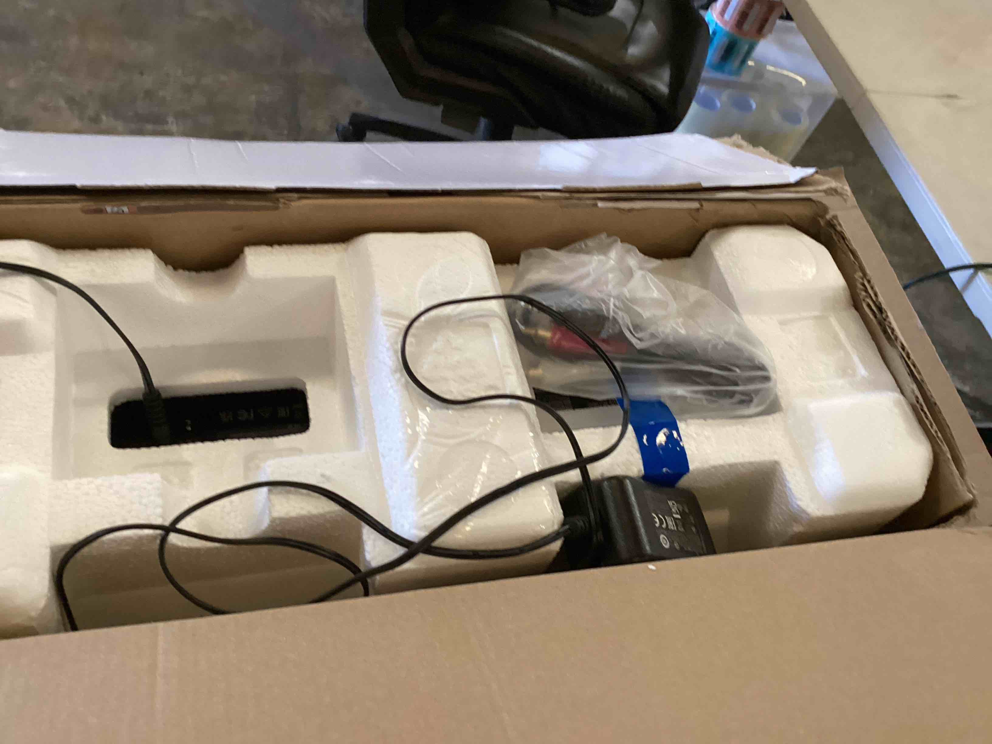 https://s3.amazonaws.com/lotting-images-prod/bidfta/RED5935071_1725567176272.jpeg