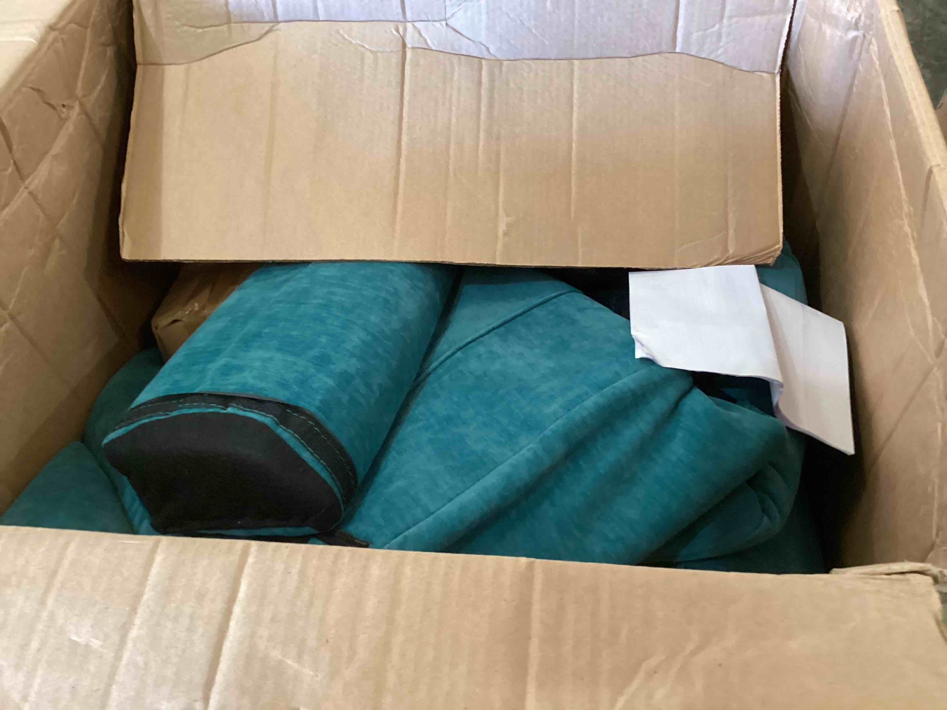 https://s3.amazonaws.com/lotting-images-prod/bidfta/RED5935368_1726076857271.jpeg
