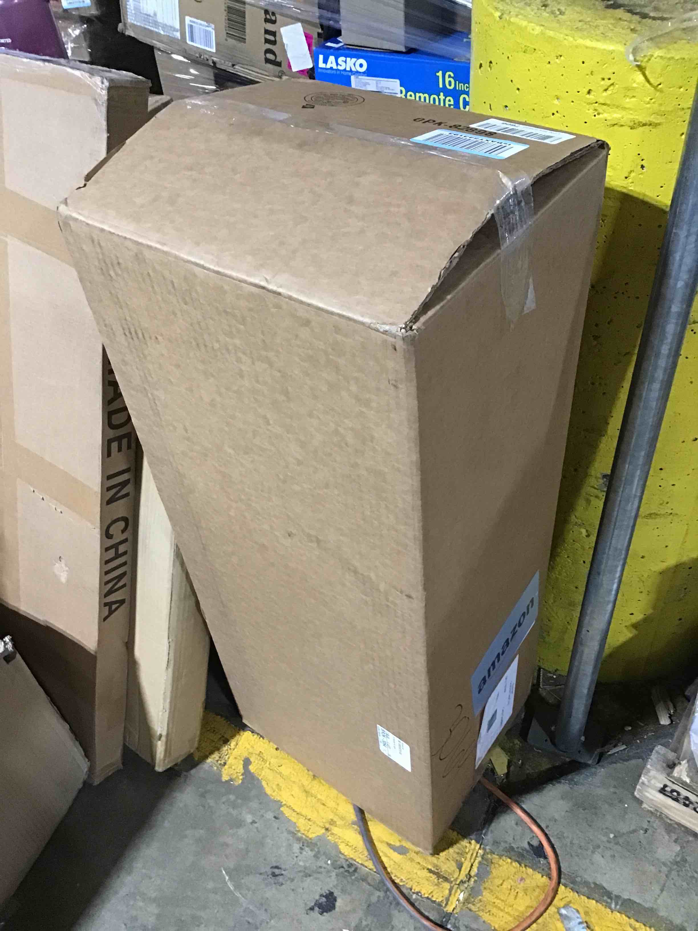 https://s3.amazonaws.com/lotting-images-prod/bidfta/RED5936776_1715265475223.jpeg