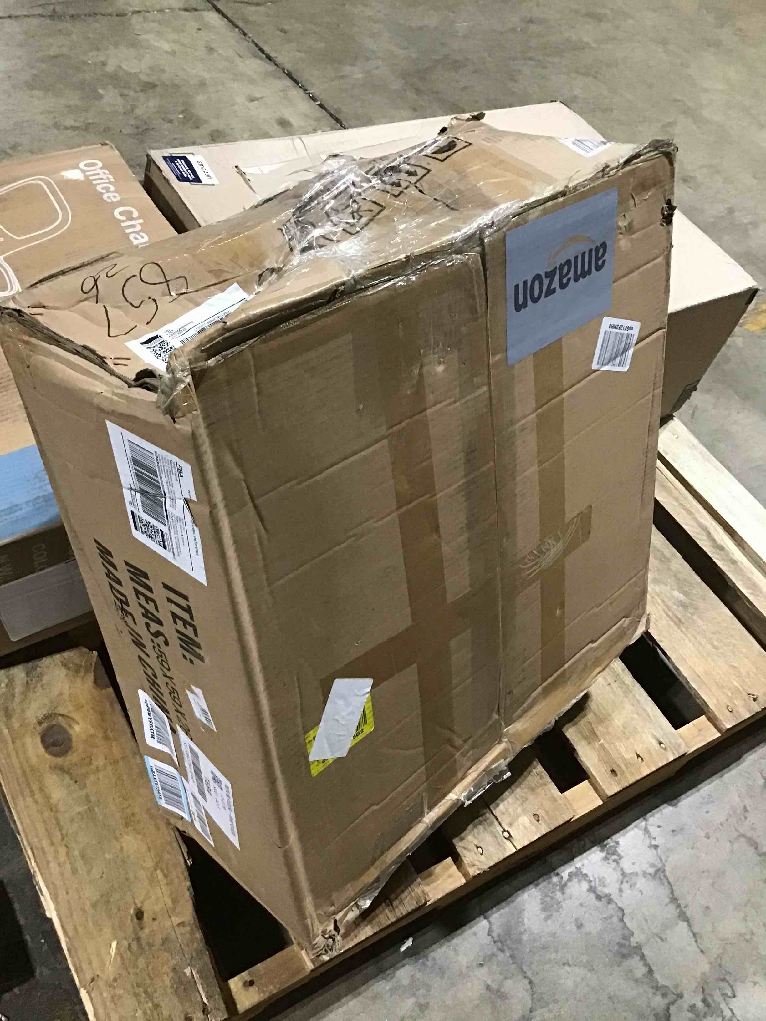 https://s3.amazonaws.com/lotting-images-prod/bidfta/RED5937153_1715695923600.jpeg
