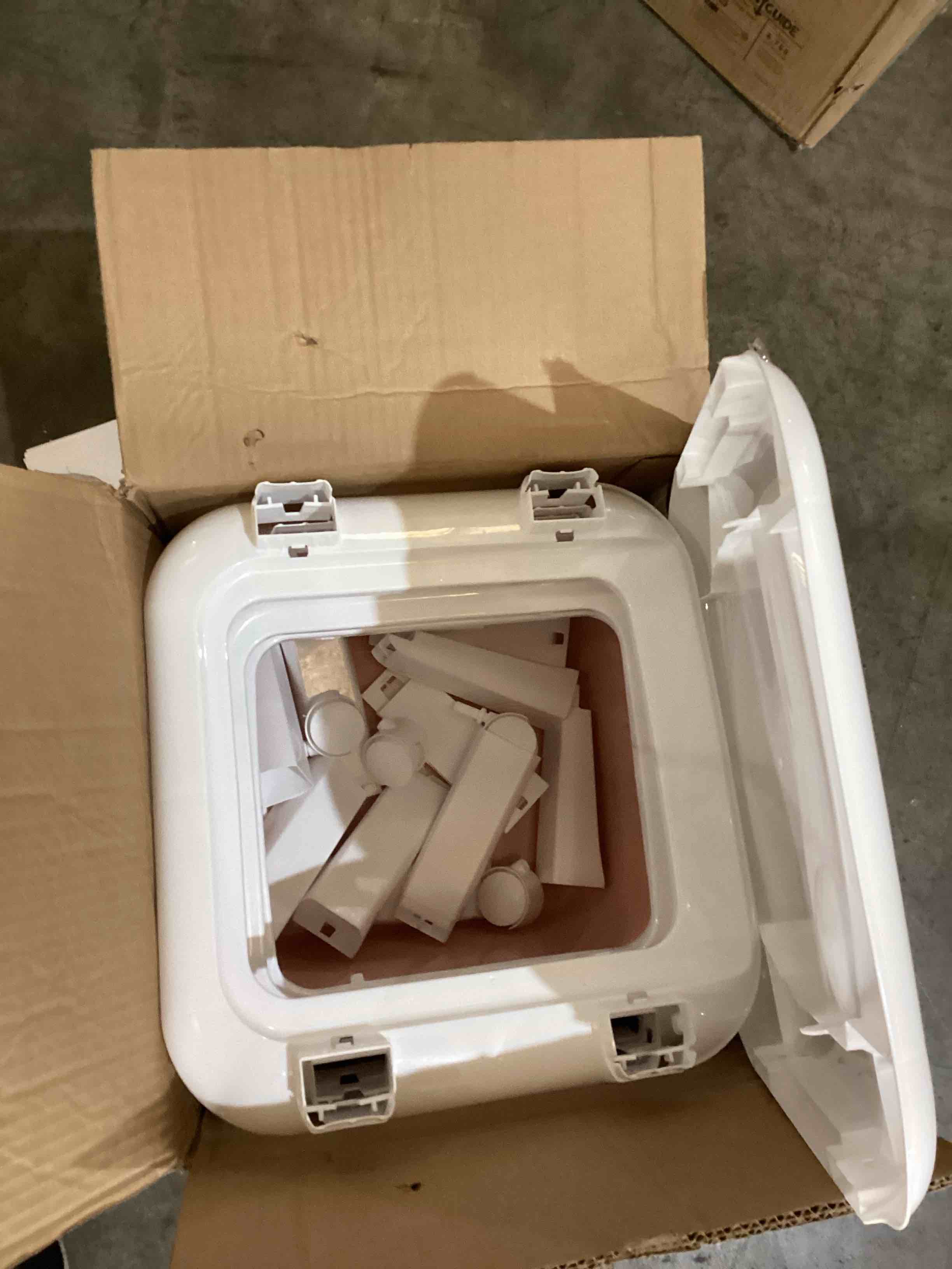 https://s3.amazonaws.com/lotting-images-prod/bidfta/RED5957269_1730832563318.jpeg