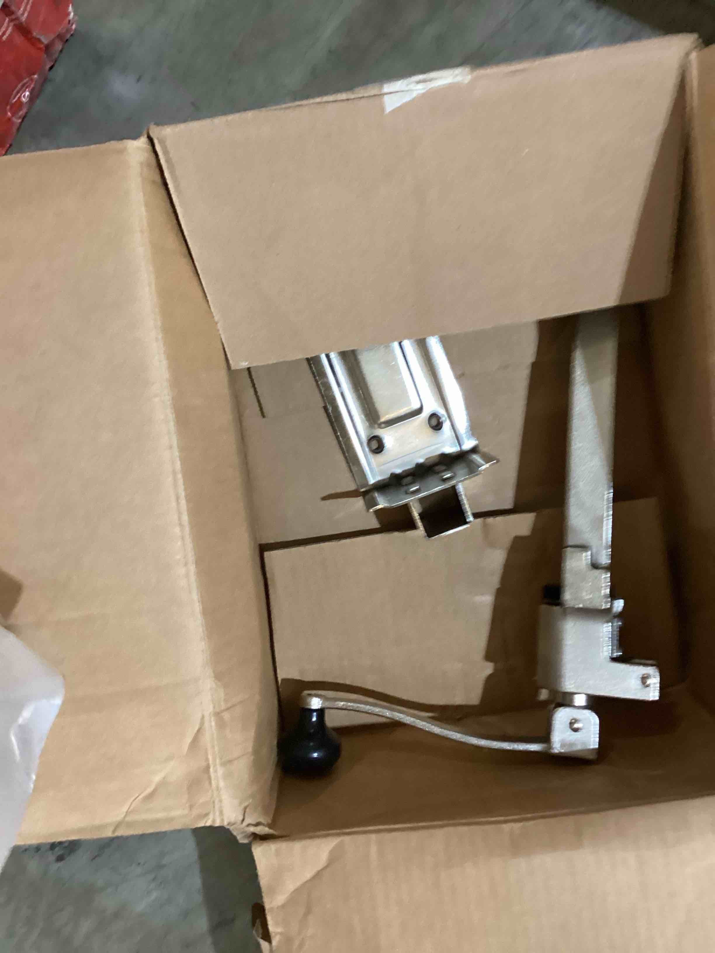 https://s3.amazonaws.com/lotting-images-prod/bidfta/RED5957328_1730840417982.jpeg