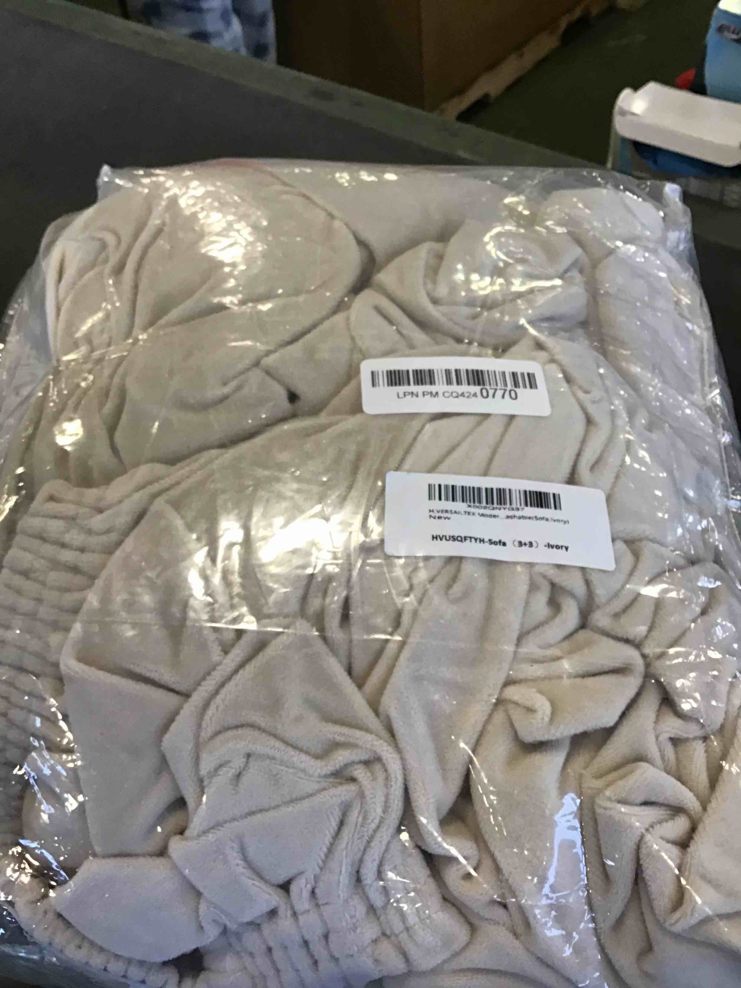https://s3.amazonaws.com/lotting-images-prod/bidfta/RED5960014_1707164500088.jpeg