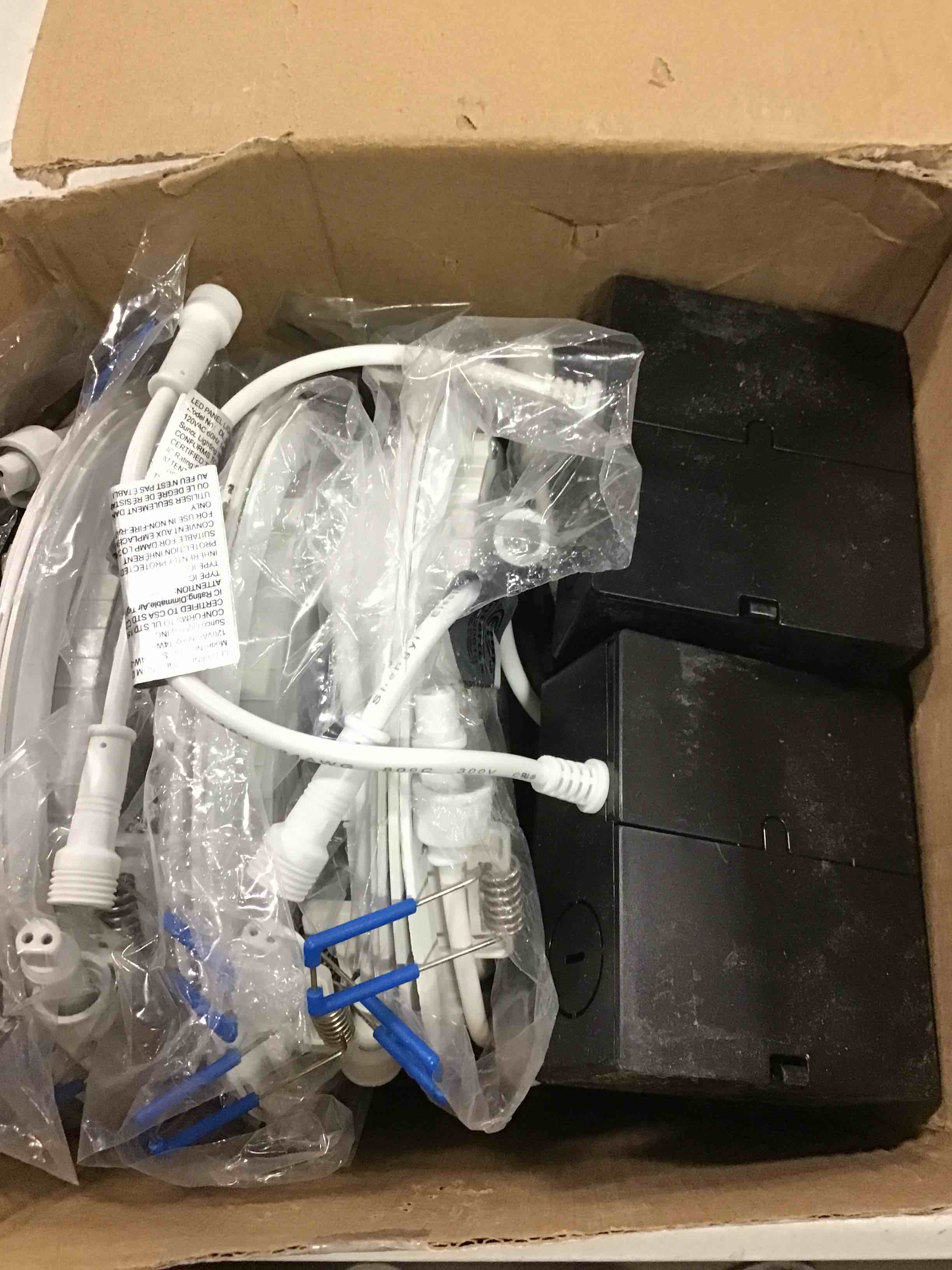 https://s3.amazonaws.com/lotting-images-prod/bidfta/RED5961437_1707826805968.jpeg