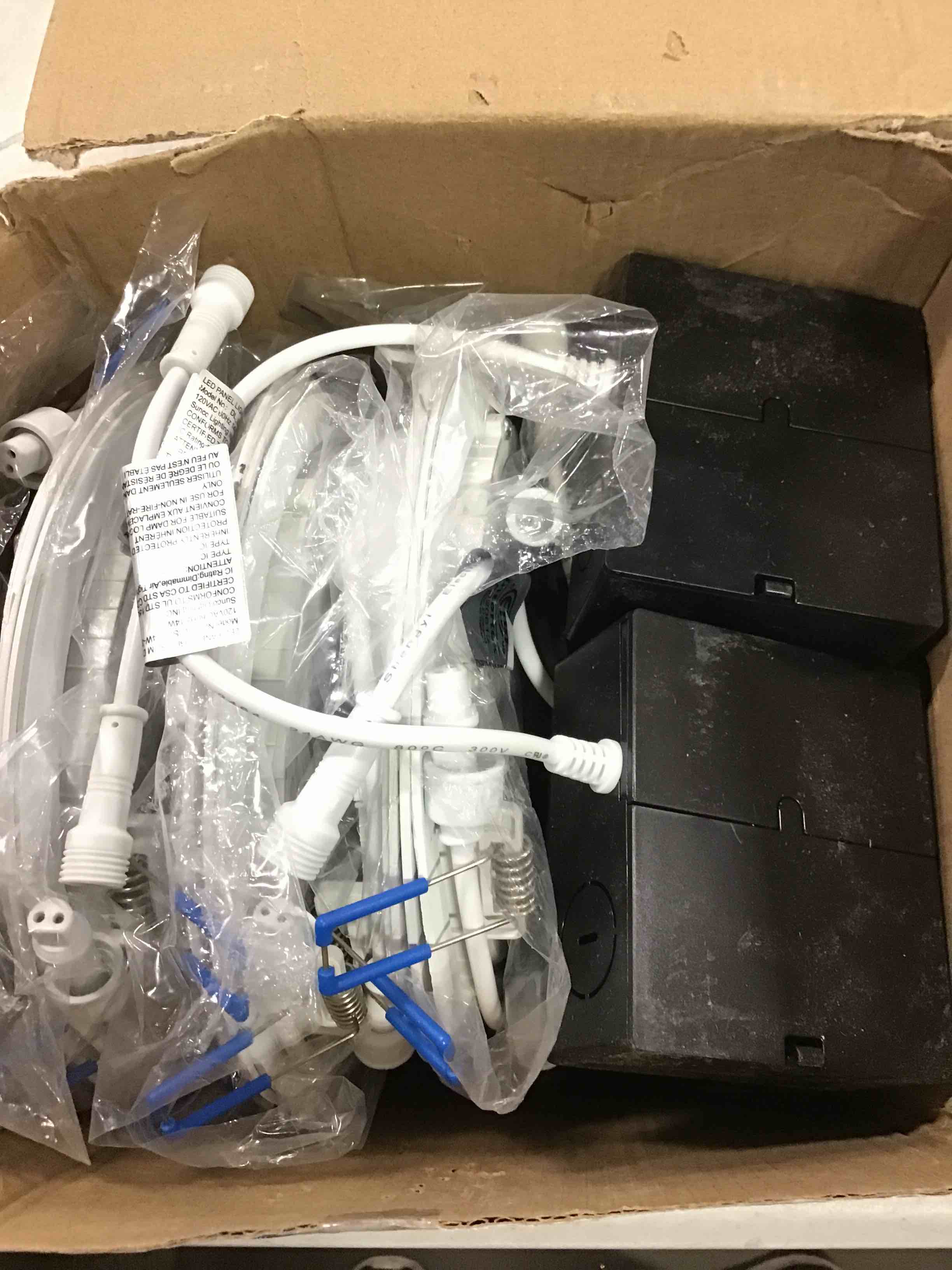 https://s3.amazonaws.com/lotting-images-prod/bidfta/RED5961437_1707826806864.jpeg