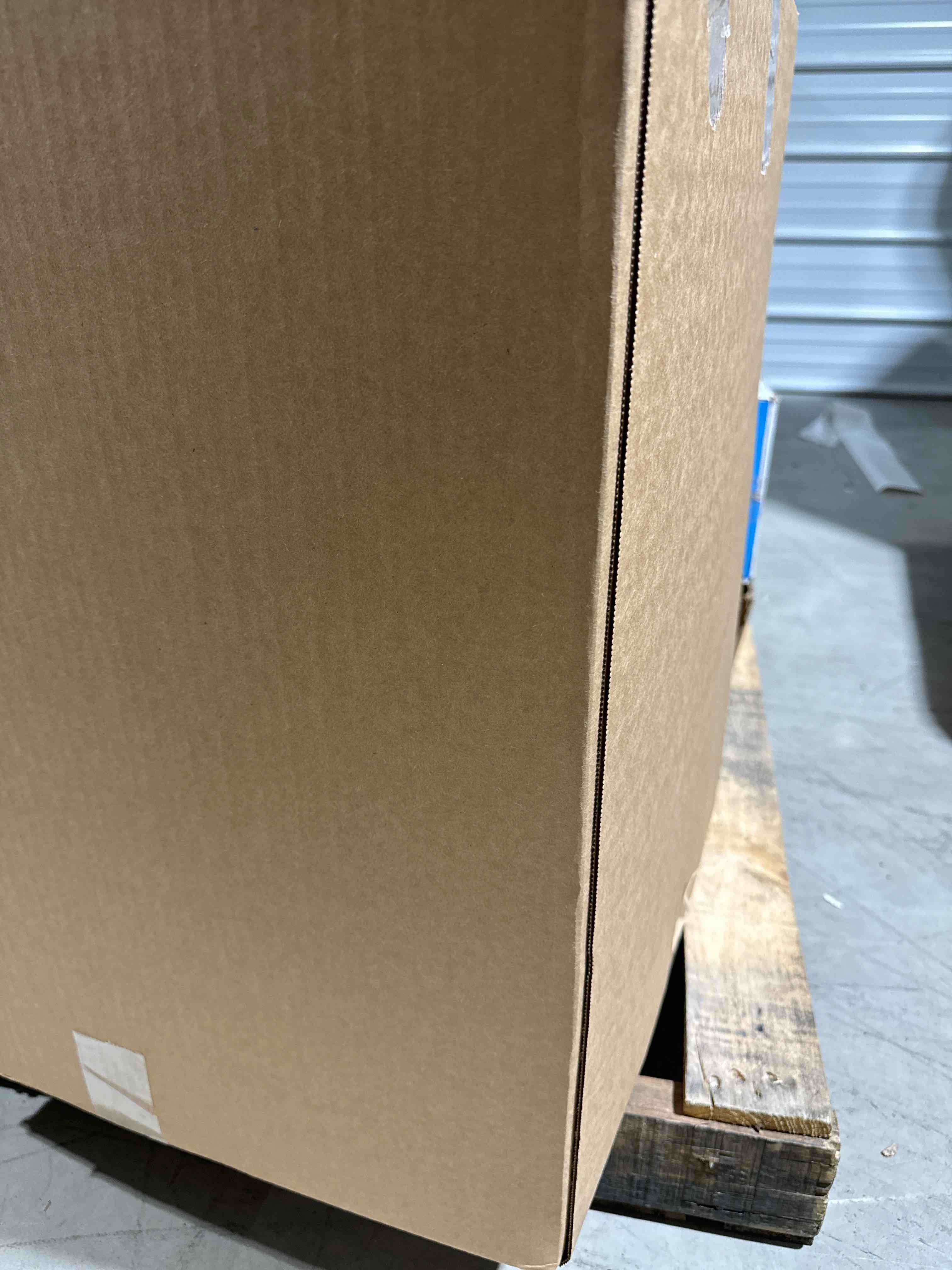 https://s3.amazonaws.com/lotting-images-prod/bidfta/RED5963631_1714457470758.jpeg