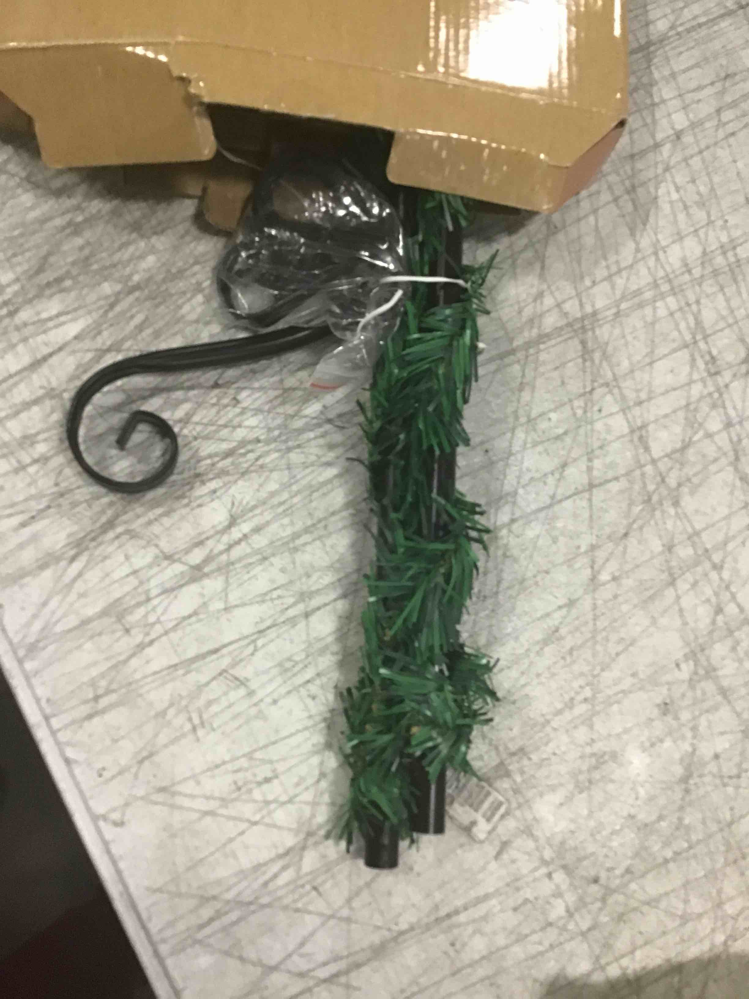 https://s3.amazonaws.com/lotting-images-prod/bidfta/RED5969298_1707832712158.jpeg