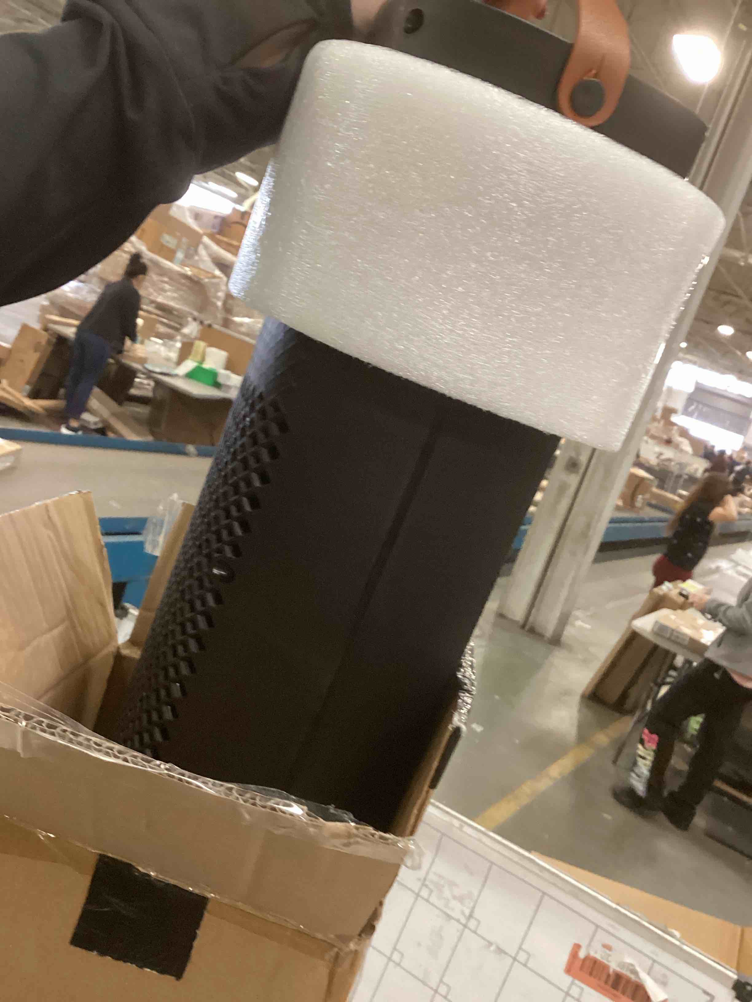 https://s3.amazonaws.com/lotting-images-prod/bidfta/RED5986251_1707402496289.jpeg