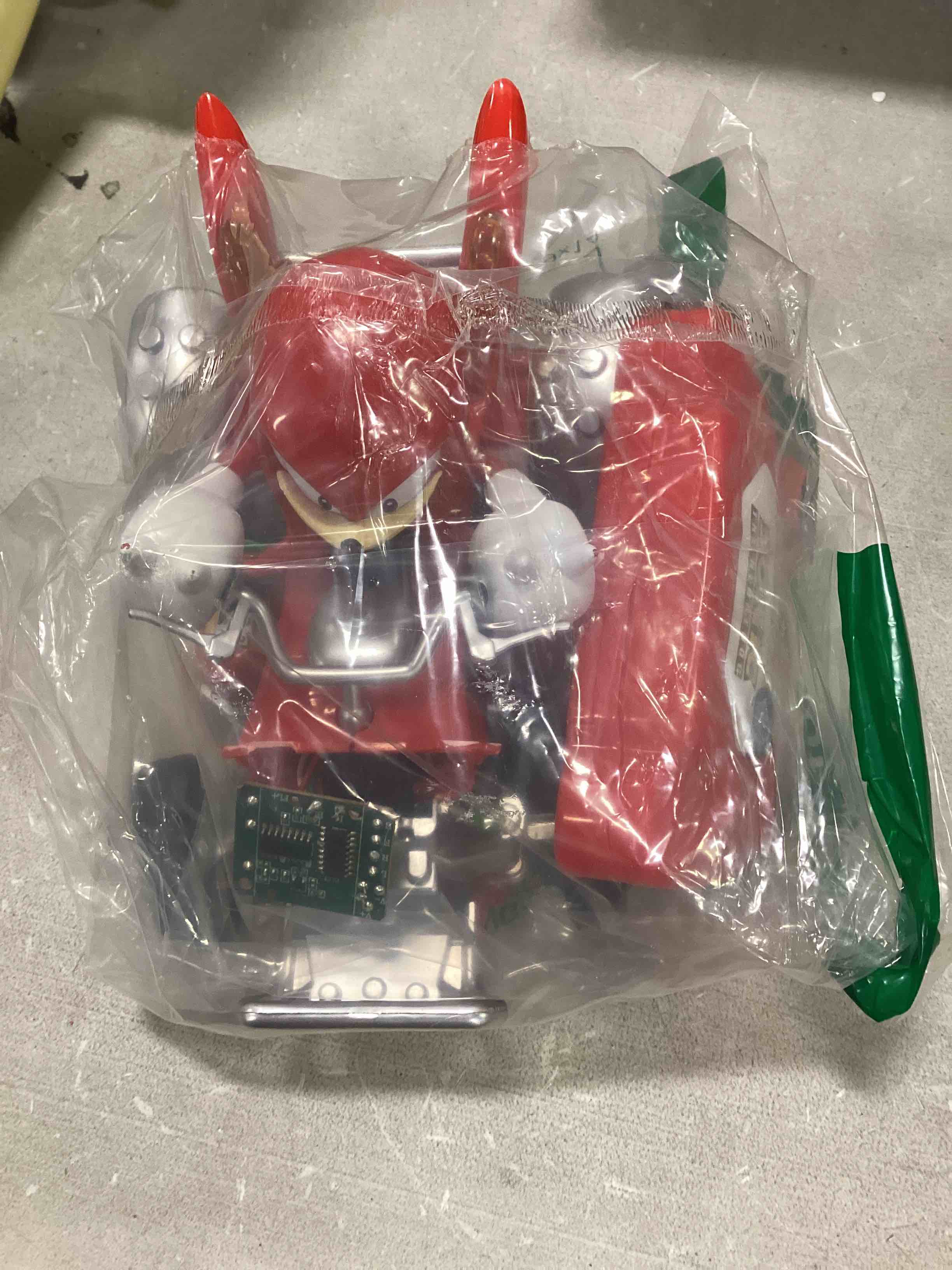 https://s3.amazonaws.com/lotting-images-prod/bidfta/RED5990216_1707480881505.jpeg