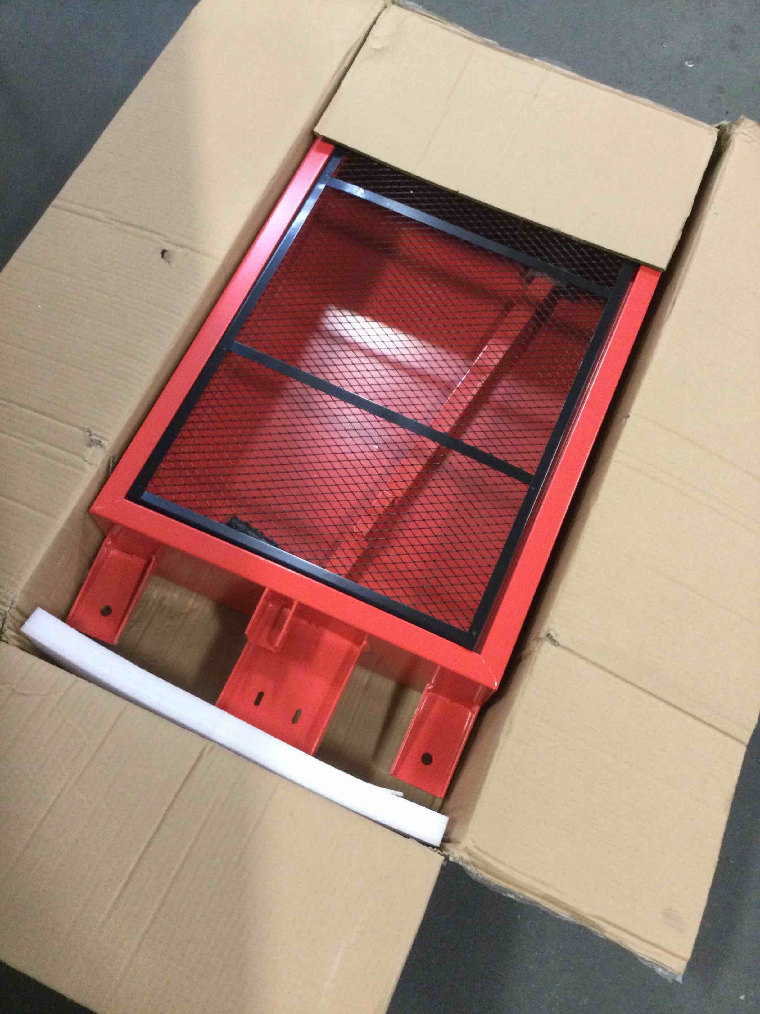 https://s3.amazonaws.com/lotting-images-prod/bidfta/RED5993090_1707230850884.jpeg