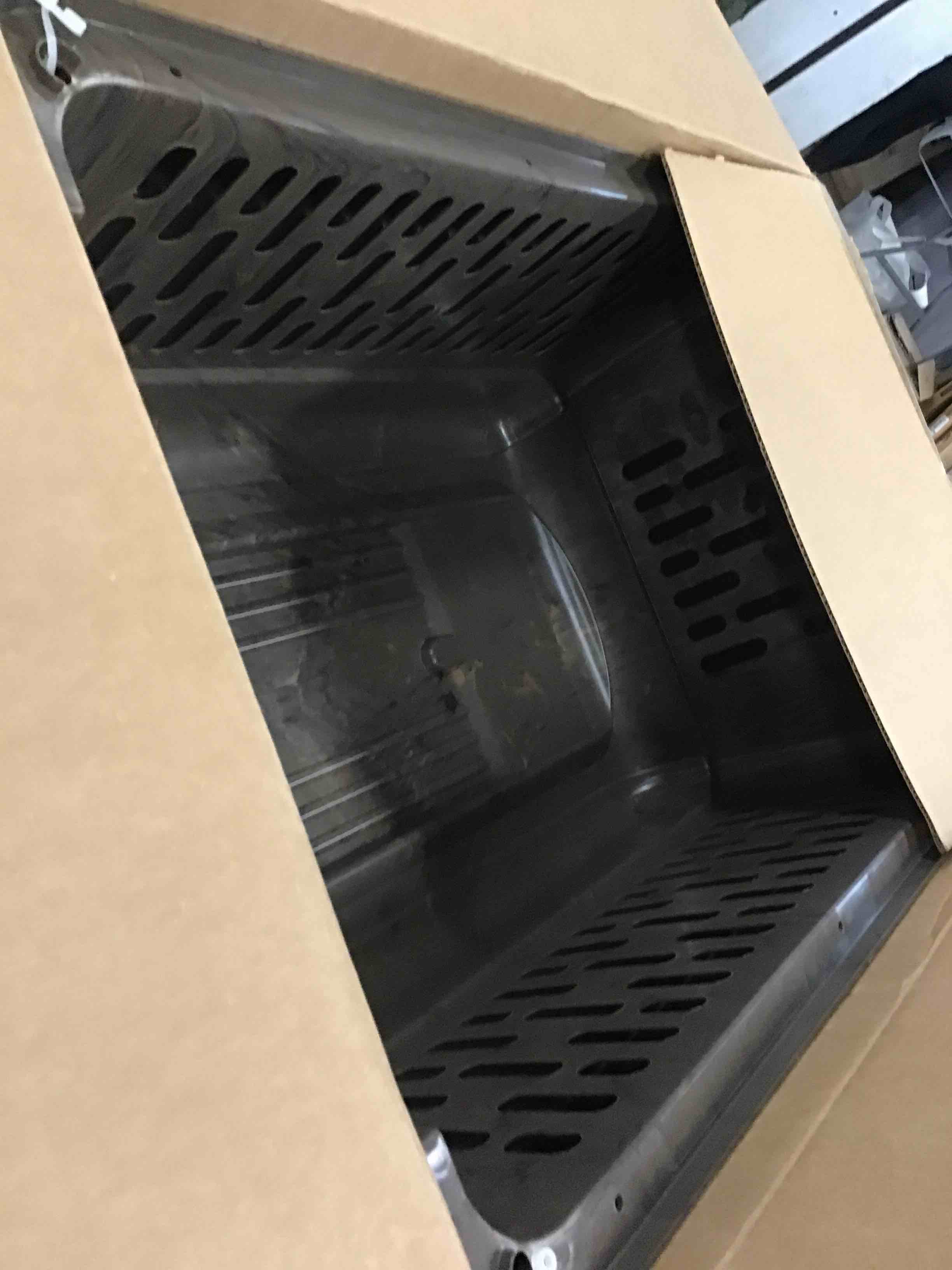 https://s3.amazonaws.com/lotting-images-prod/bidfta/RED5993700_1707506417654.jpeg