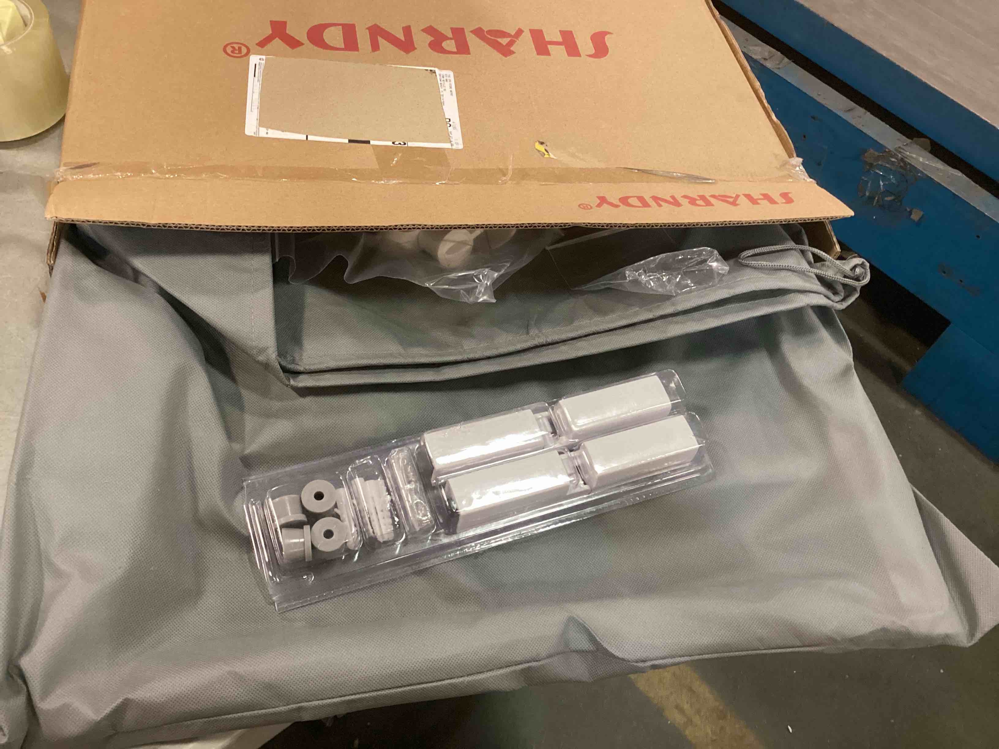 https://s3.amazonaws.com/lotting-images-prod/bidfta/RED5996202_1708191282173.jpeg