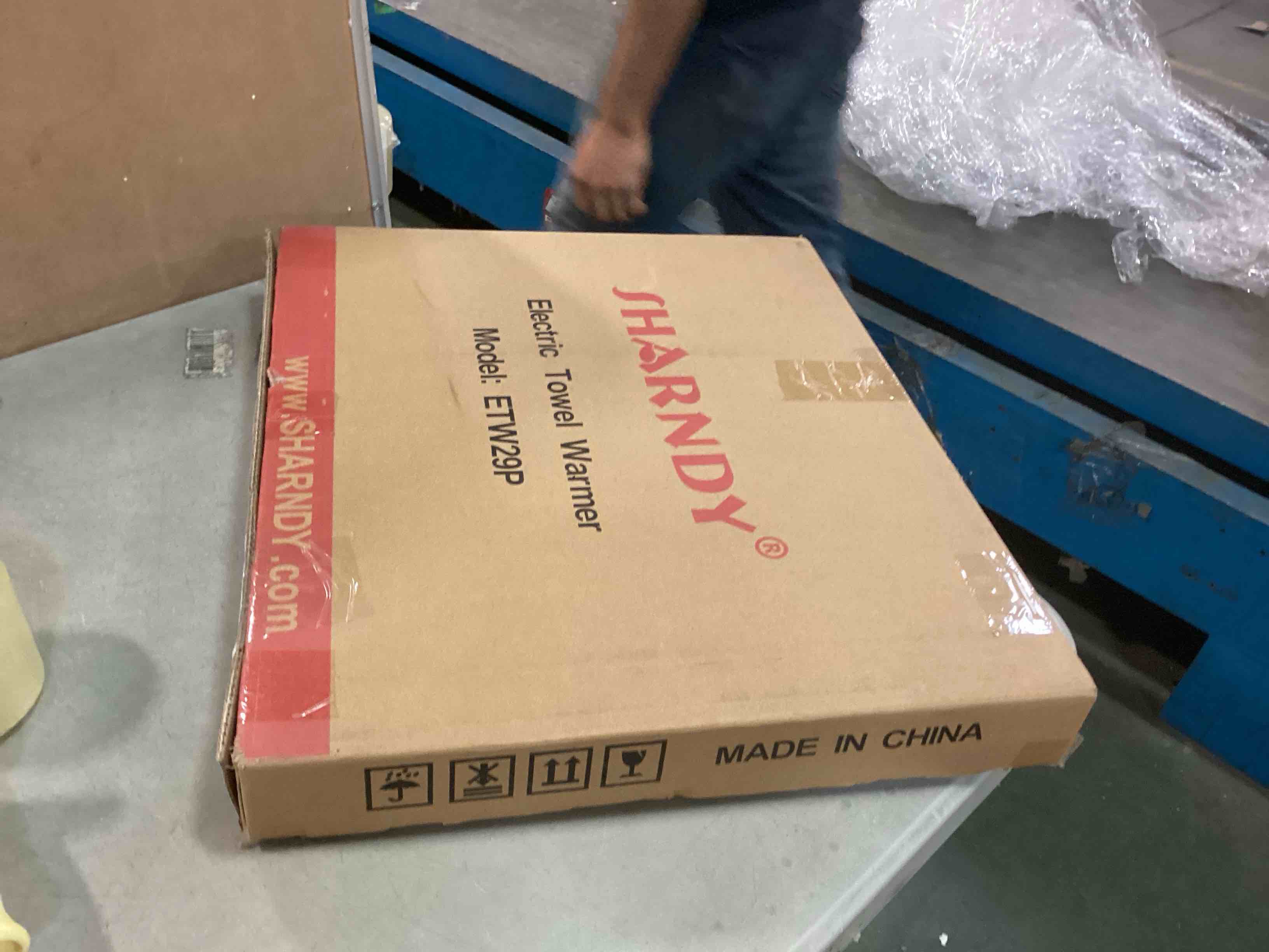 https://s3.amazonaws.com/lotting-images-prod/bidfta/RED5996202_1708191304953.jpeg