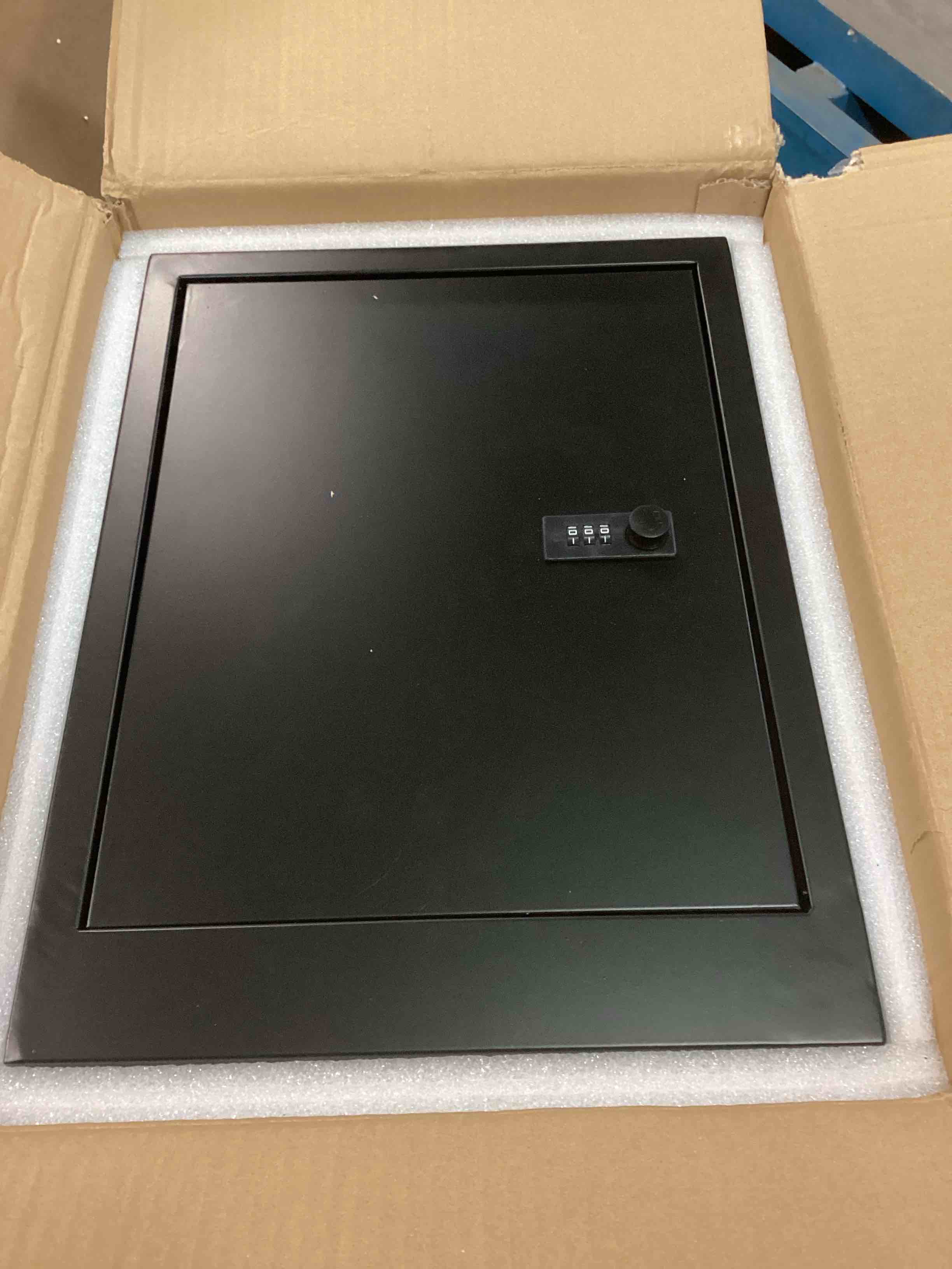 https://s3.amazonaws.com/lotting-images-prod/bidfta/RED5996208_1708194641859.jpeg
