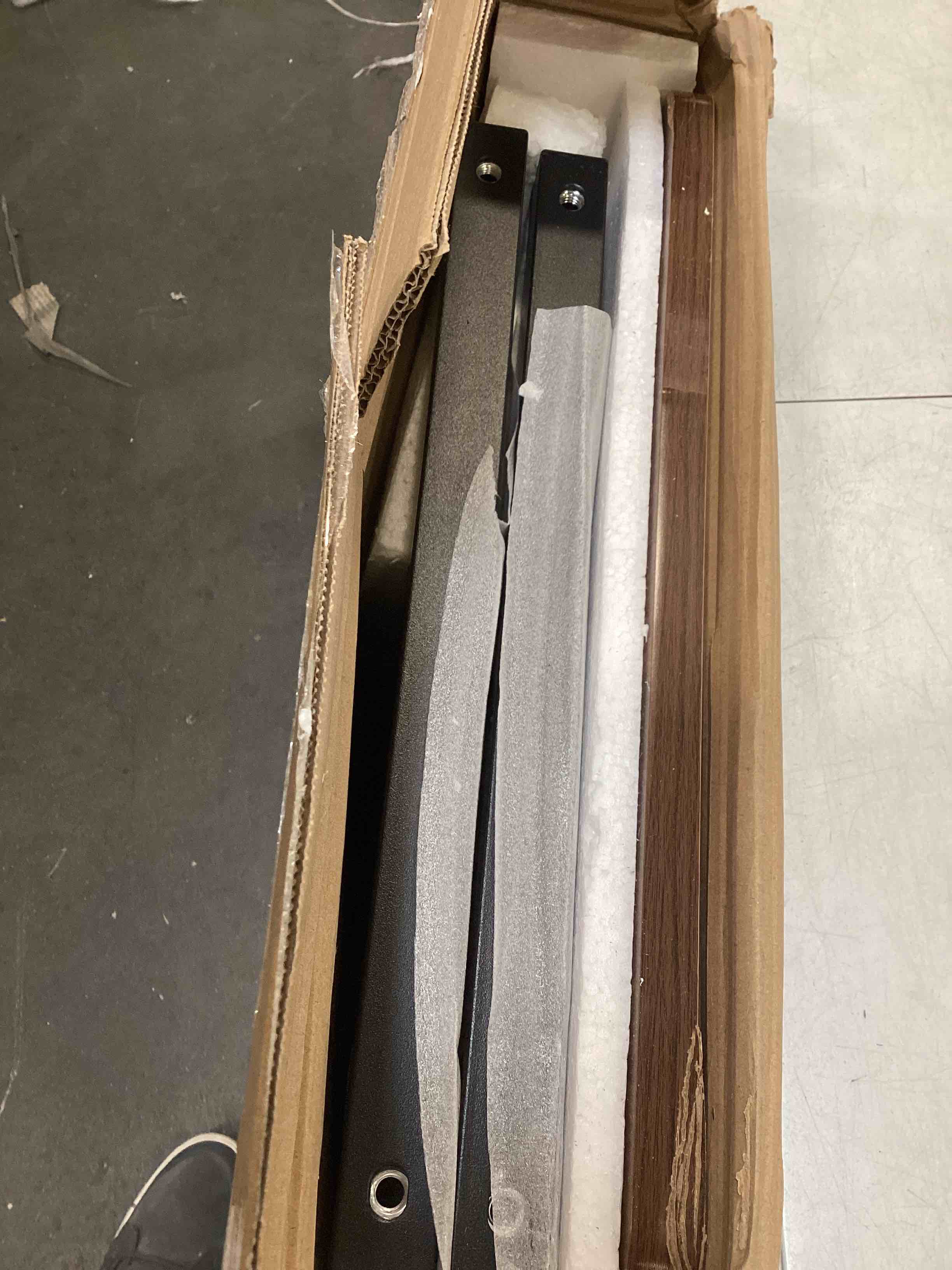 https://s3.amazonaws.com/lotting-images-prod/bidfta/RED5996540_1708803335075.jpeg