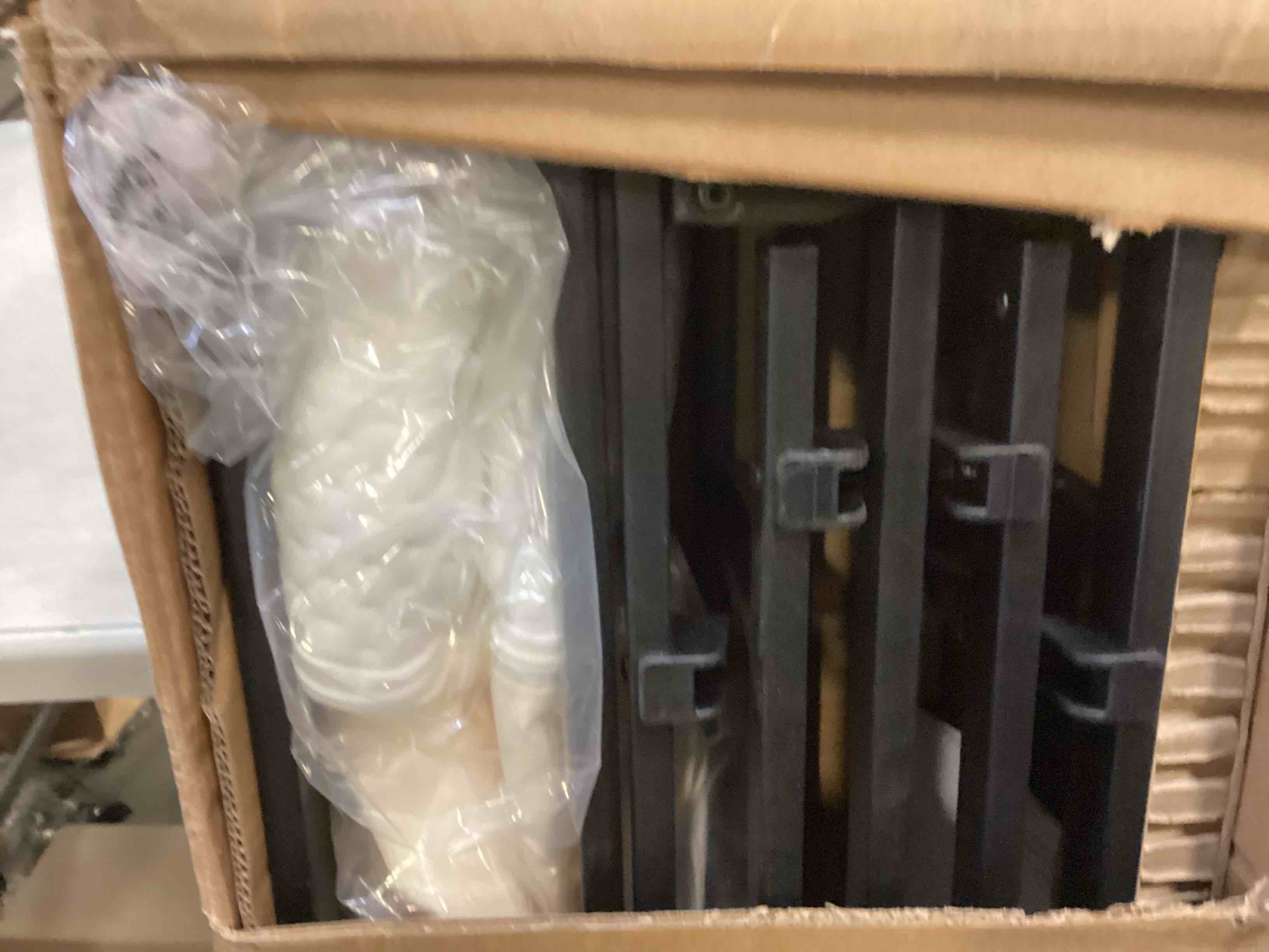 https://s3.amazonaws.com/lotting-images-prod/bidfta/RED5996541_1708803521515.jpeg