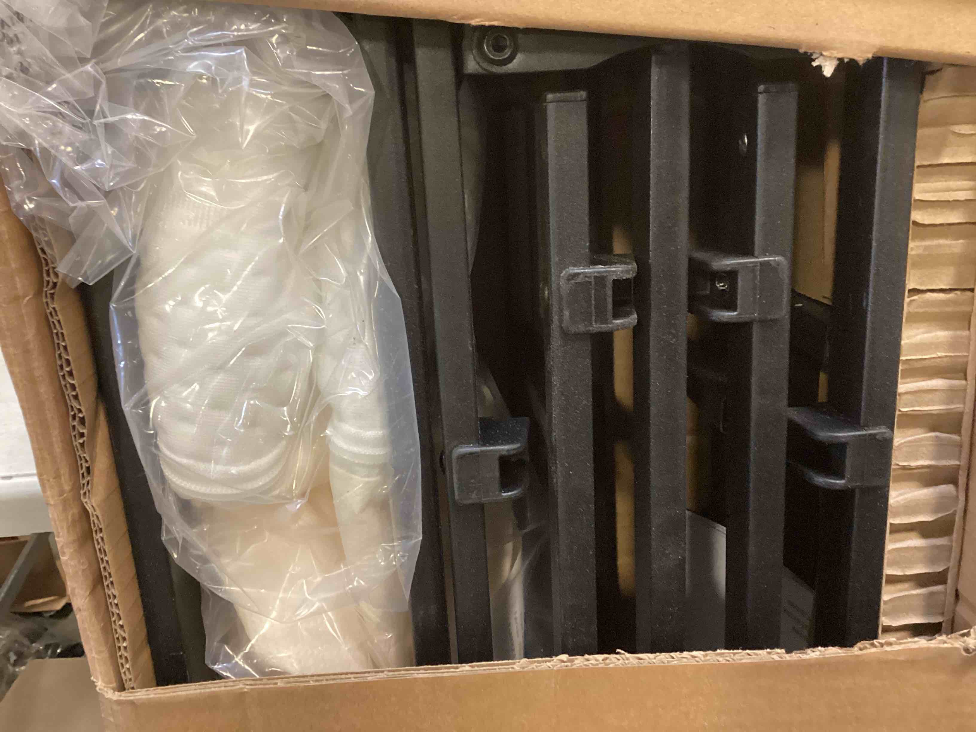https://s3.amazonaws.com/lotting-images-prod/bidfta/RED5996541_1708803524503.jpeg