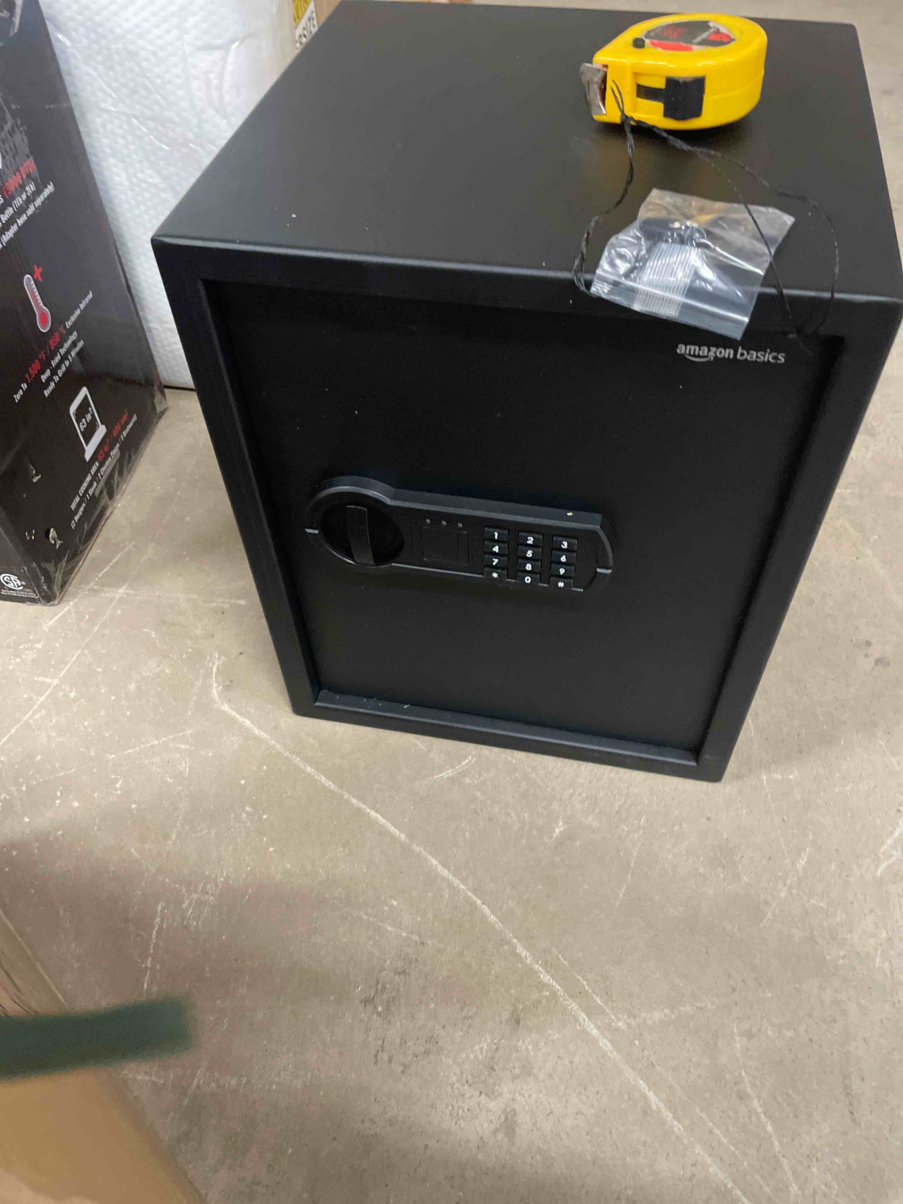 https://s3.amazonaws.com/lotting-images-prod/bidfta/RED6000982_1712759255277.jpeg