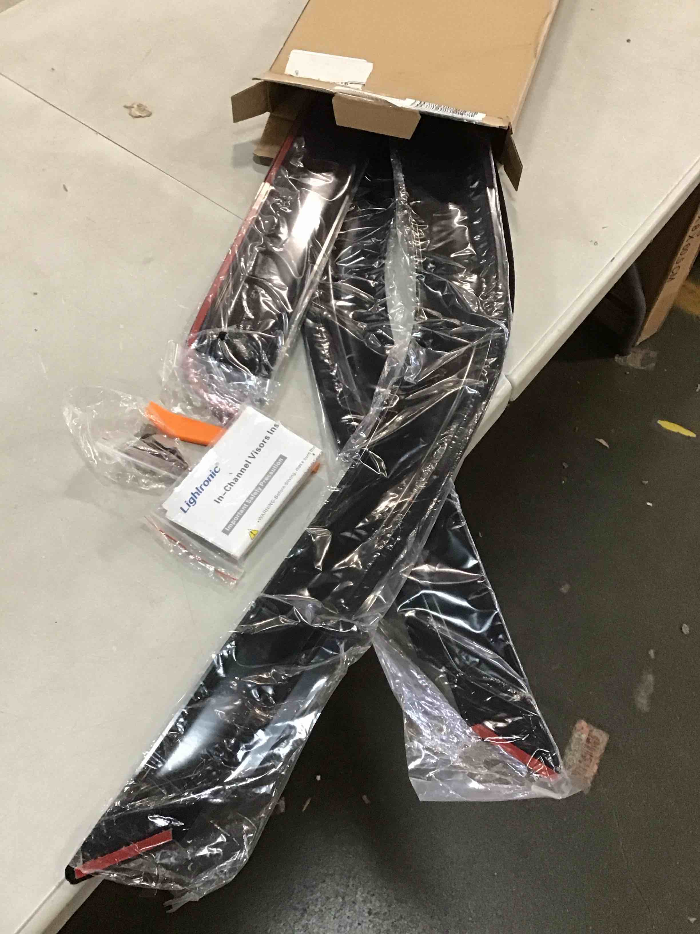 https://s3.amazonaws.com/lotting-images-prod/bidfta/RED6005005_1707841042181.jpeg