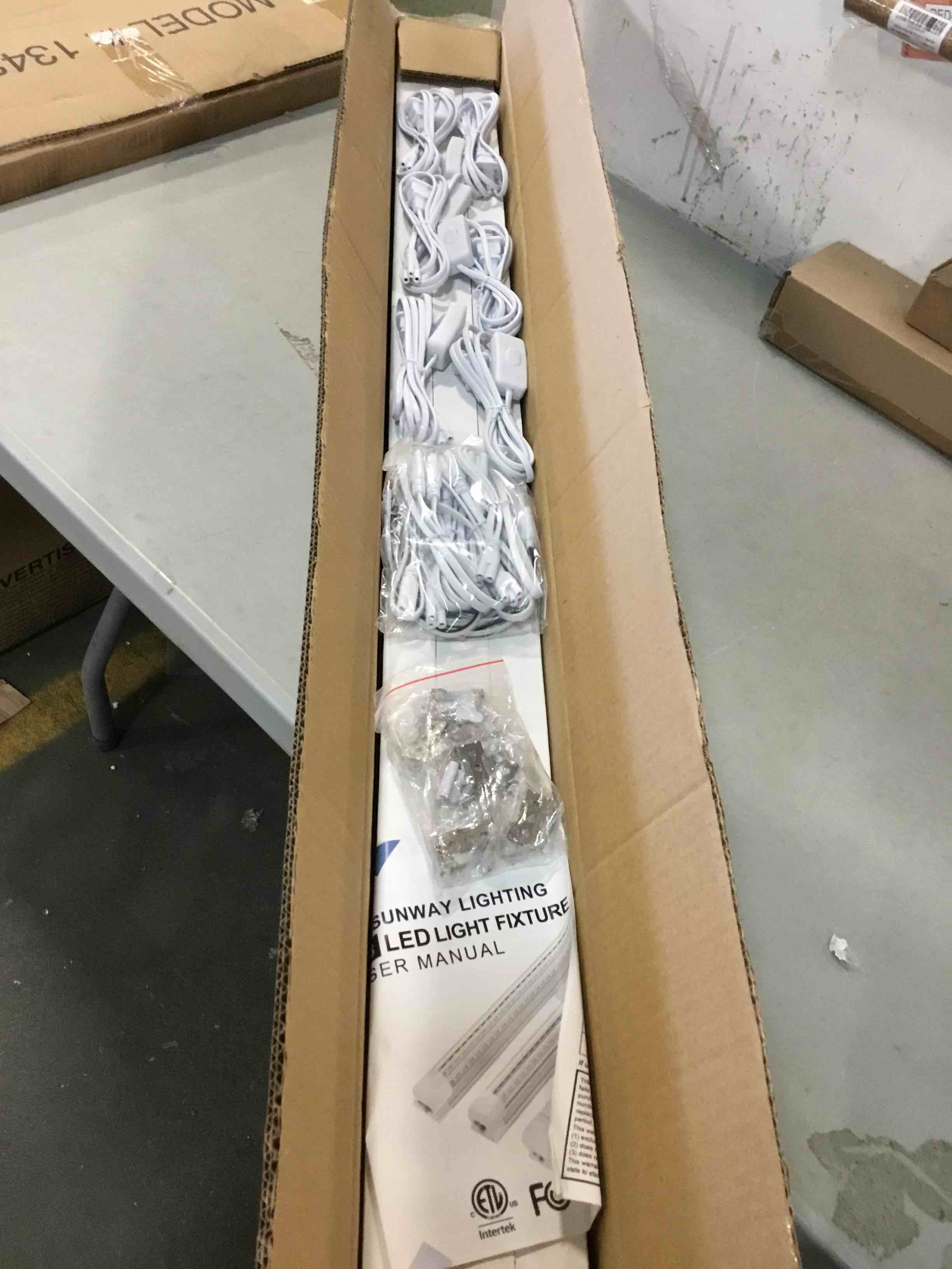 https://s3.amazonaws.com/lotting-images-prod/bidfta/RED6005201_1707938171298.jpeg