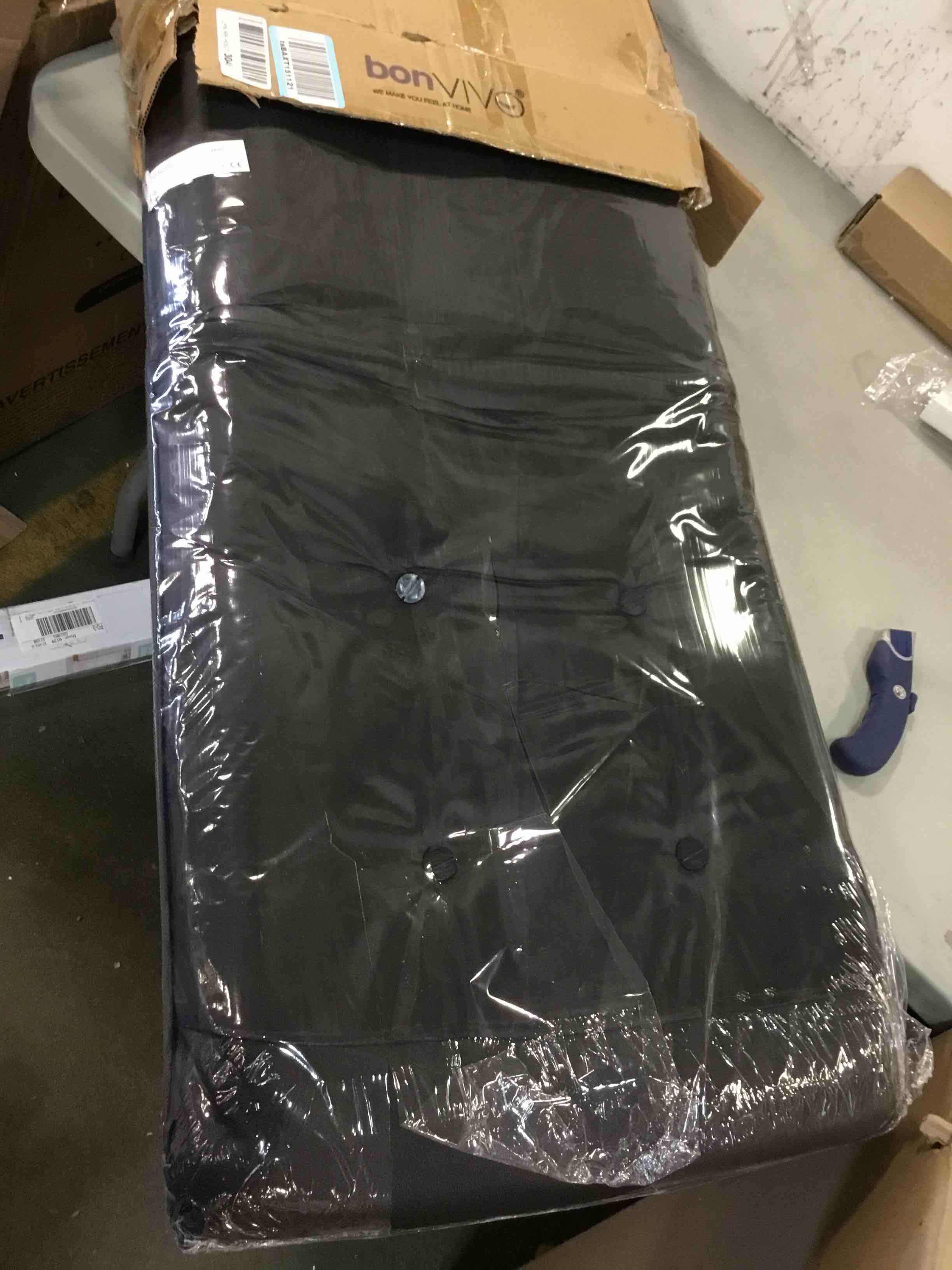 https://s3.amazonaws.com/lotting-images-prod/bidfta/RED6005211_1707940159862.jpeg