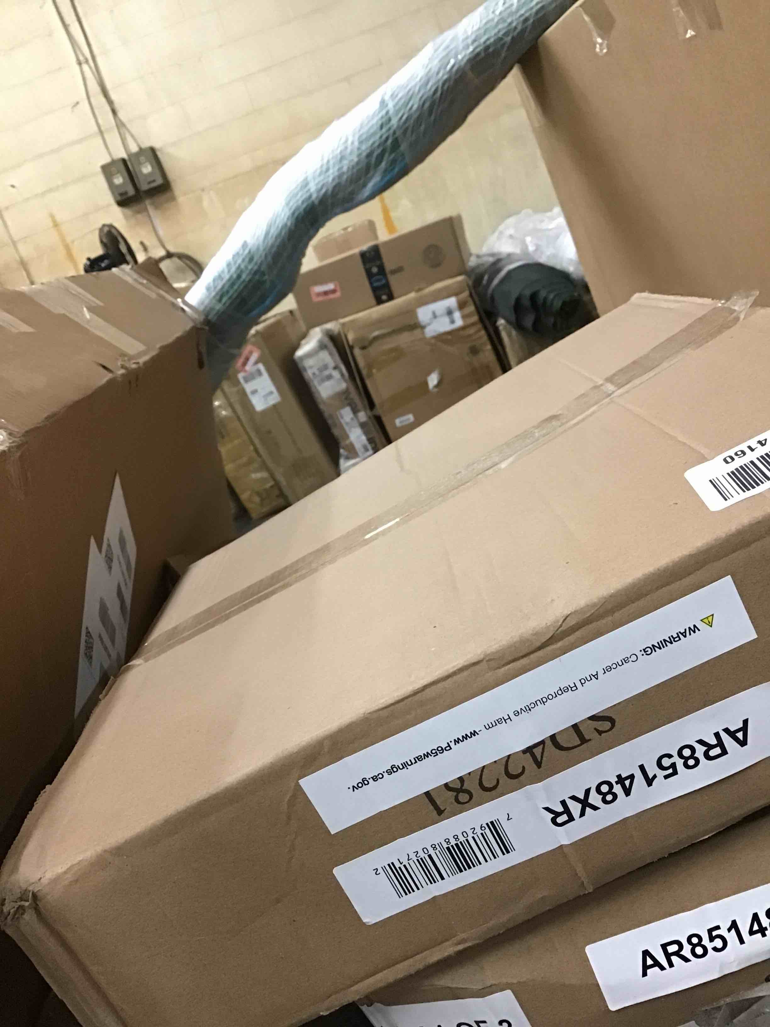 https://s3.amazonaws.com/lotting-images-prod/bidfta/RED6013692_1716479292427.jpeg