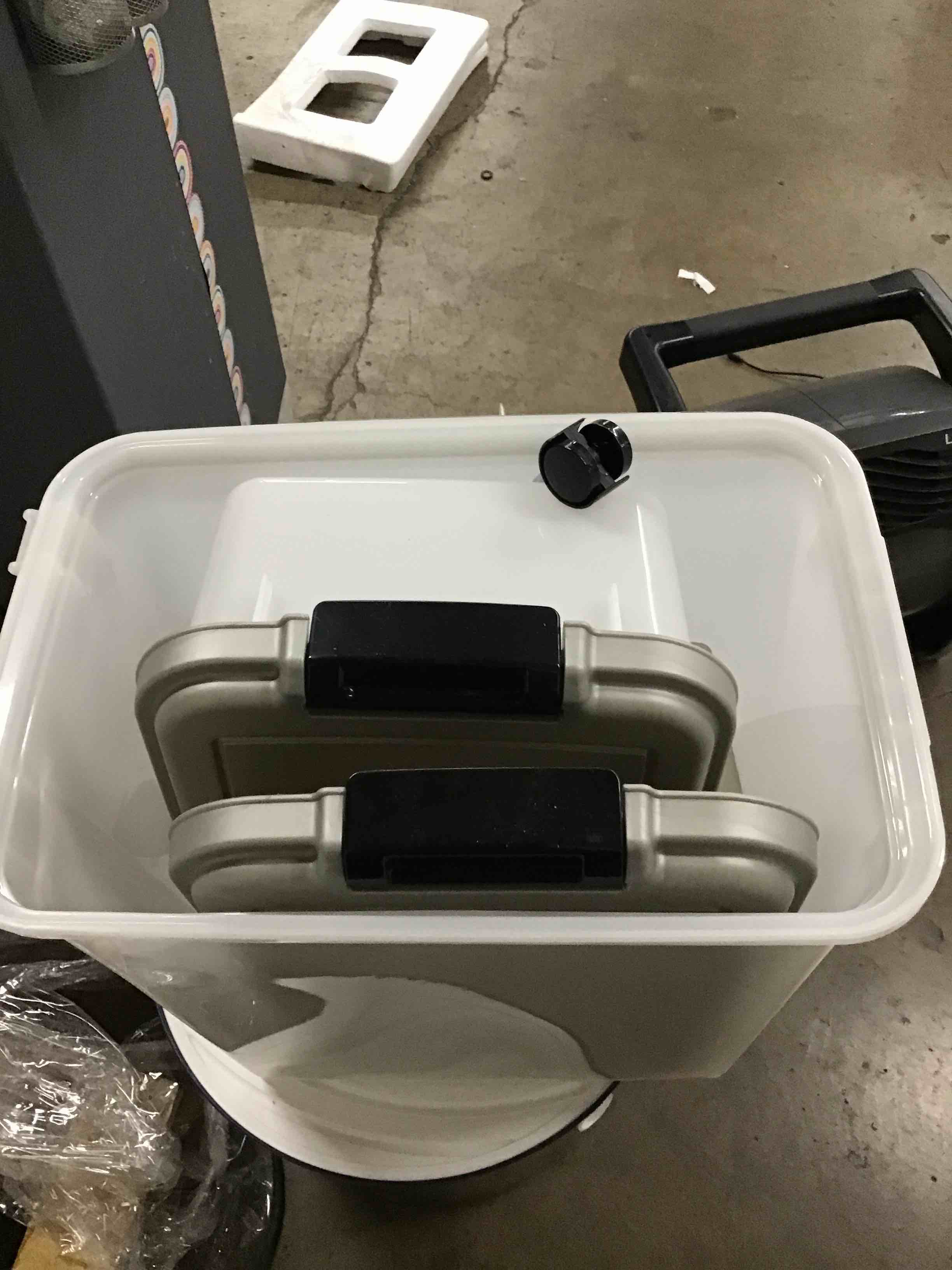 https://s3.amazonaws.com/lotting-images-prod/bidfta/RED6018332_1723575425580.jpeg
