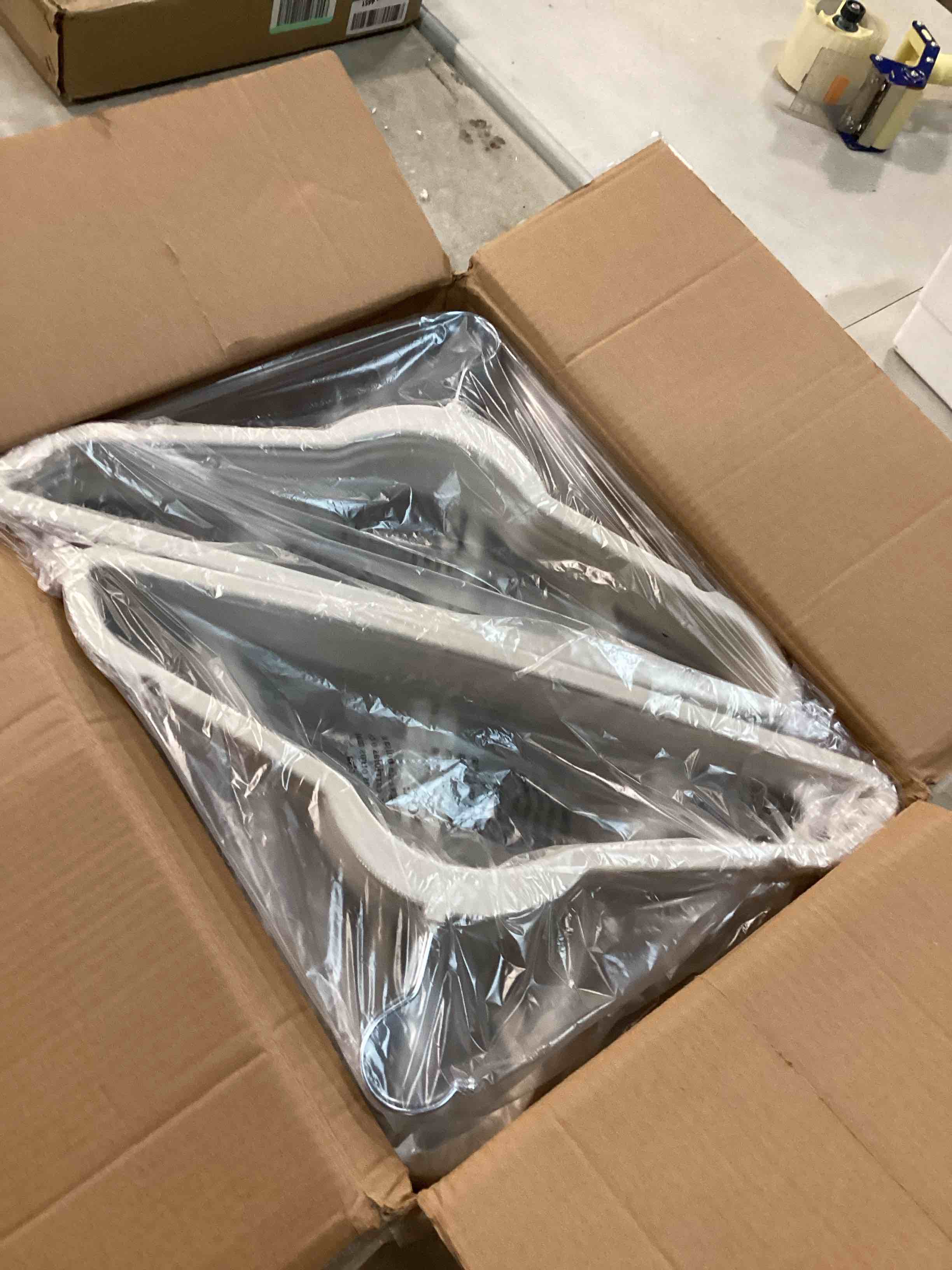 https://s3.amazonaws.com/lotting-images-prod/bidfta/RED6019958_1709818666462.jpeg