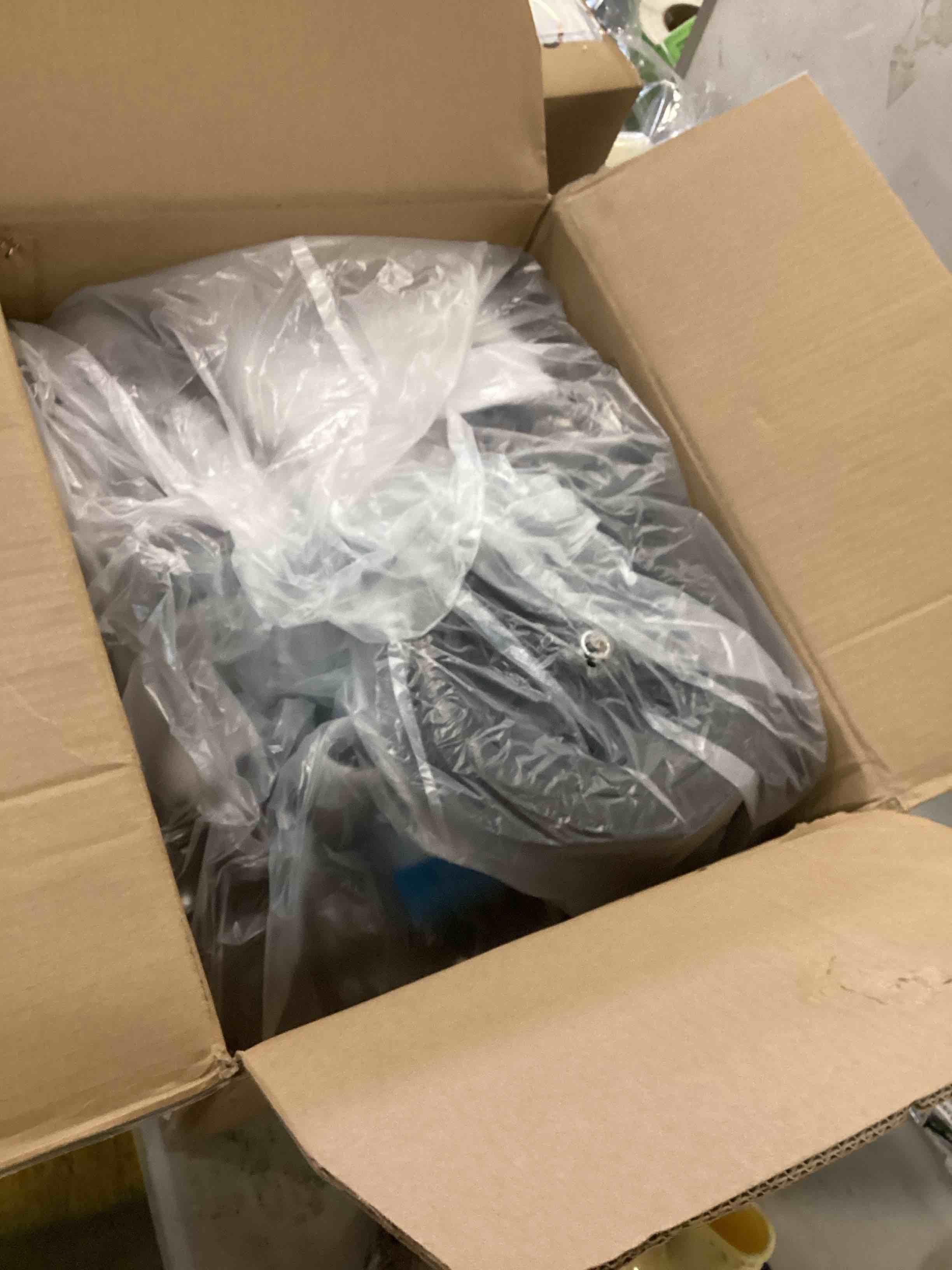 https://s3.amazonaws.com/lotting-images-prod/bidfta/RED6020640_1710264563134.jpeg