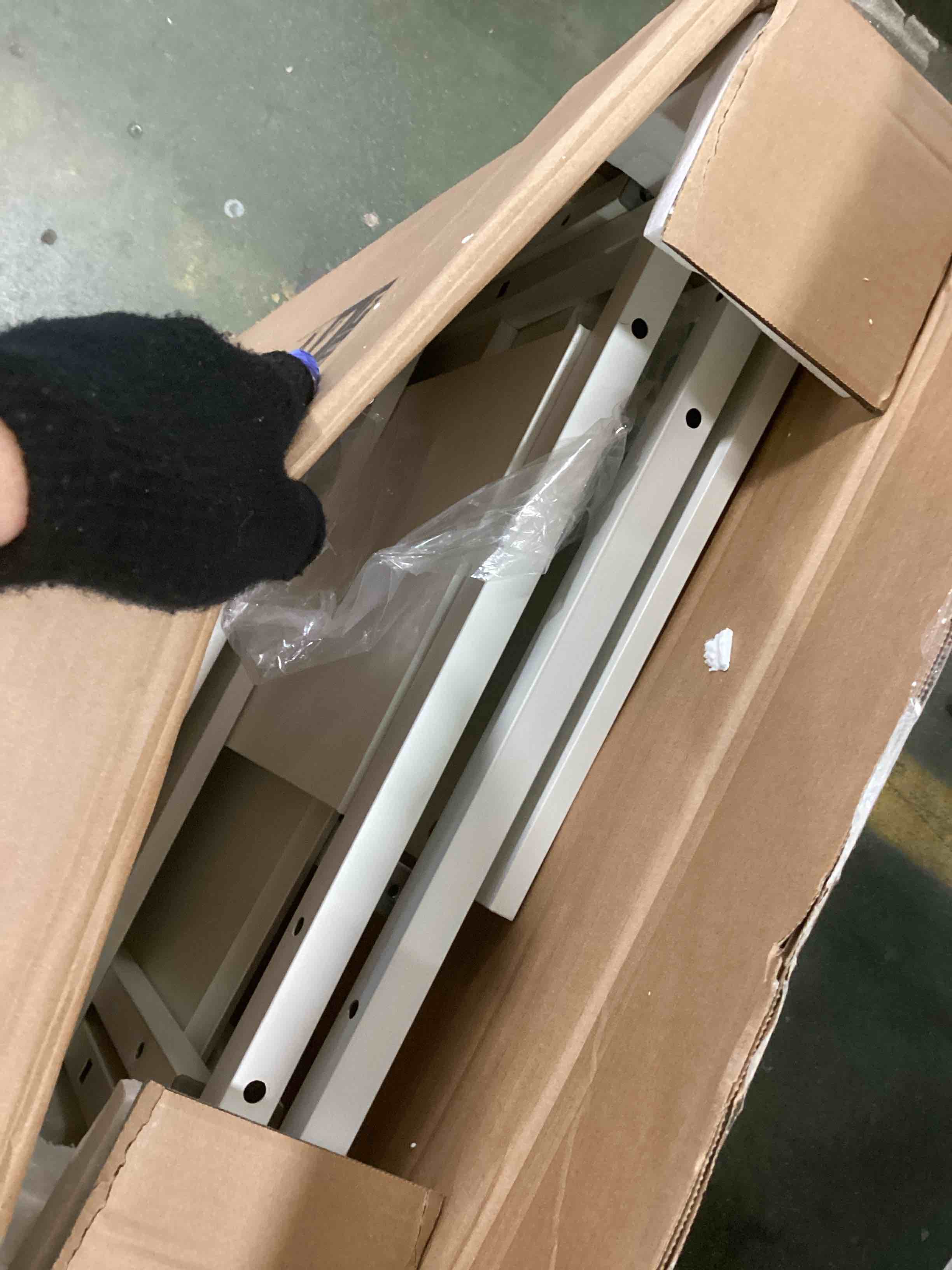 https://s3.amazonaws.com/lotting-images-prod/bidfta/RED6022527_1708544050537.jpeg