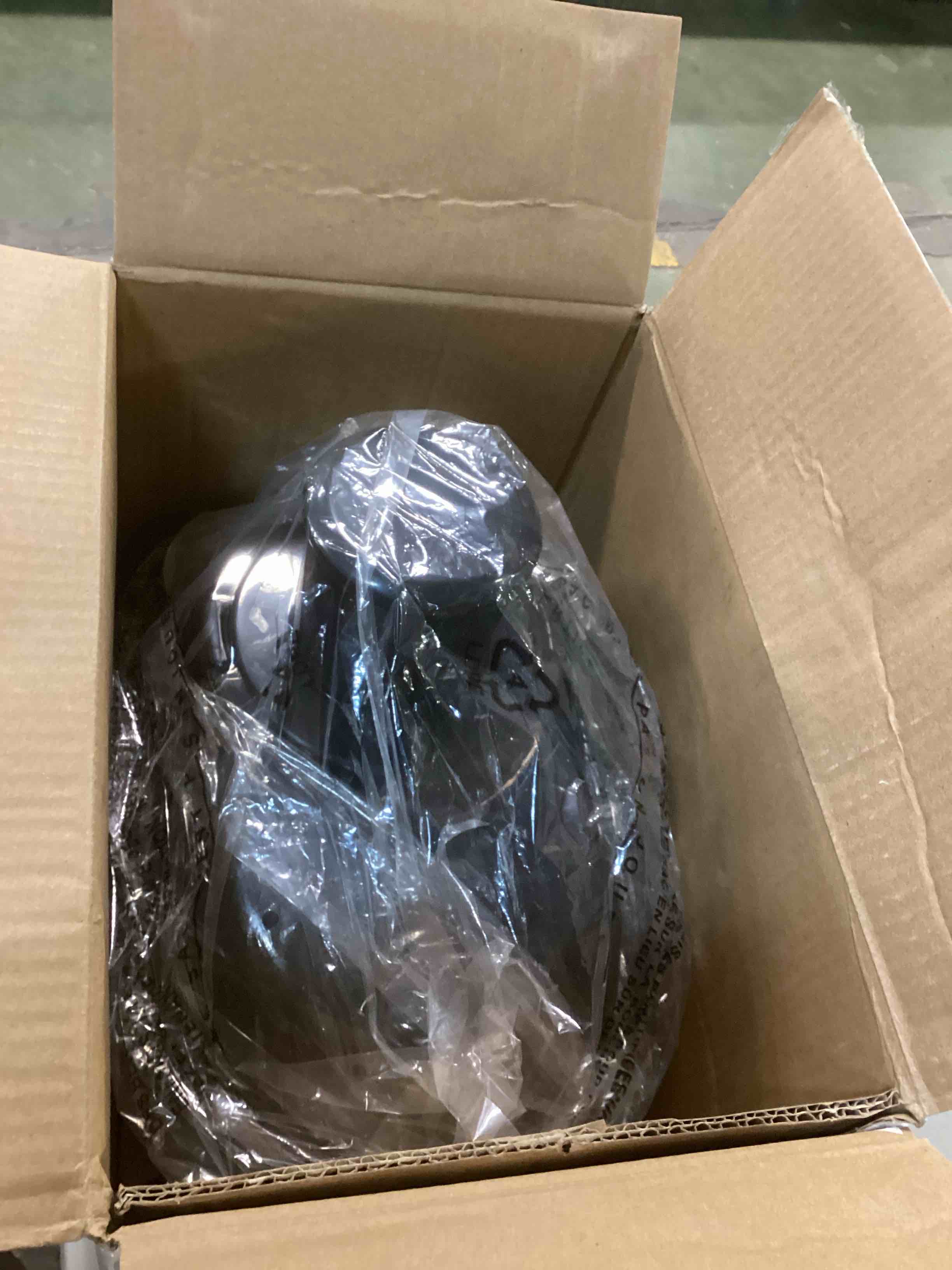 https://s3.amazonaws.com/lotting-images-prod/bidfta/RED6026698_1708622490843.jpeg