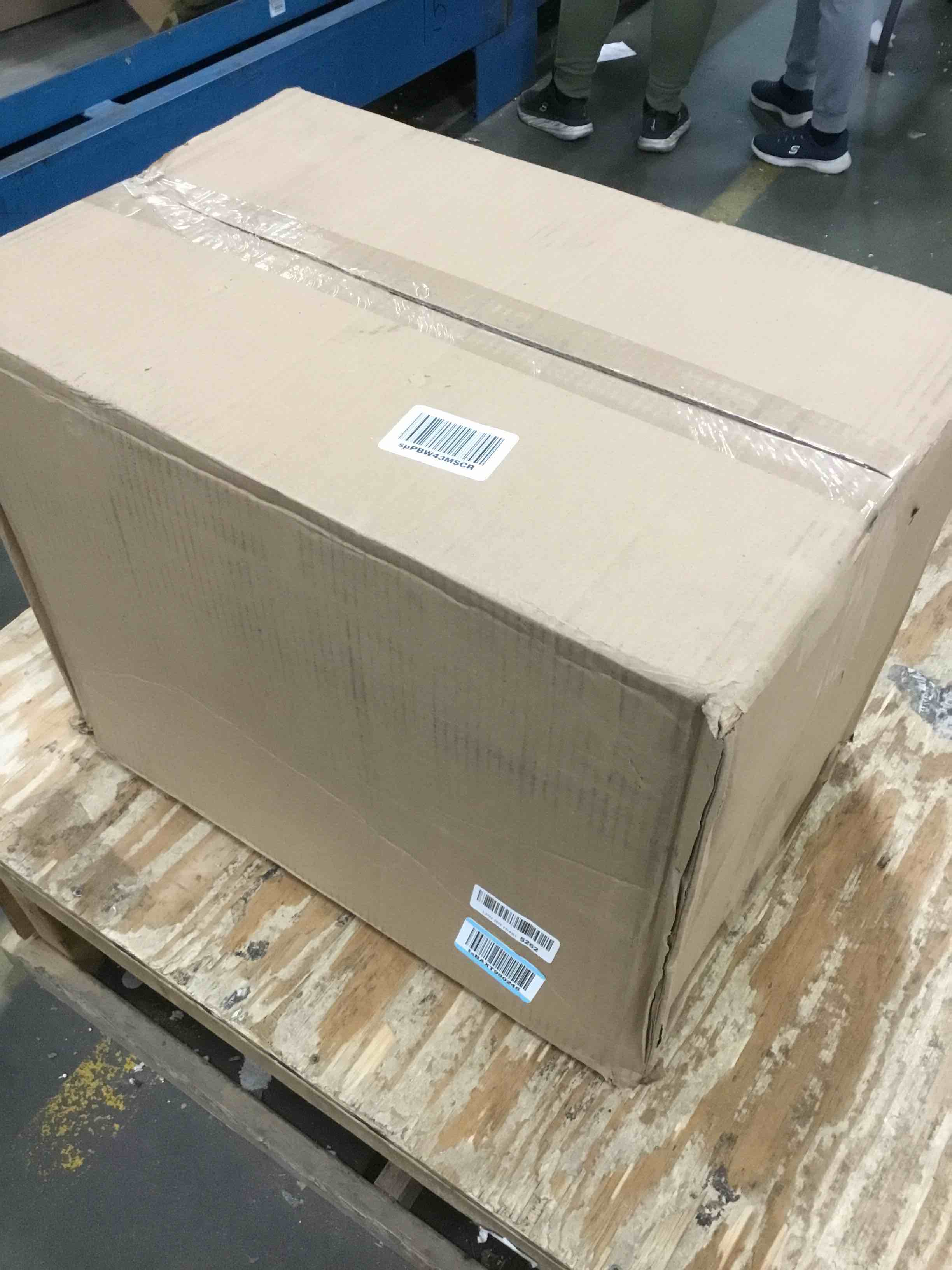 https://s3.amazonaws.com/lotting-images-prod/bidfta/RED6028200_1708118331358.jpeg