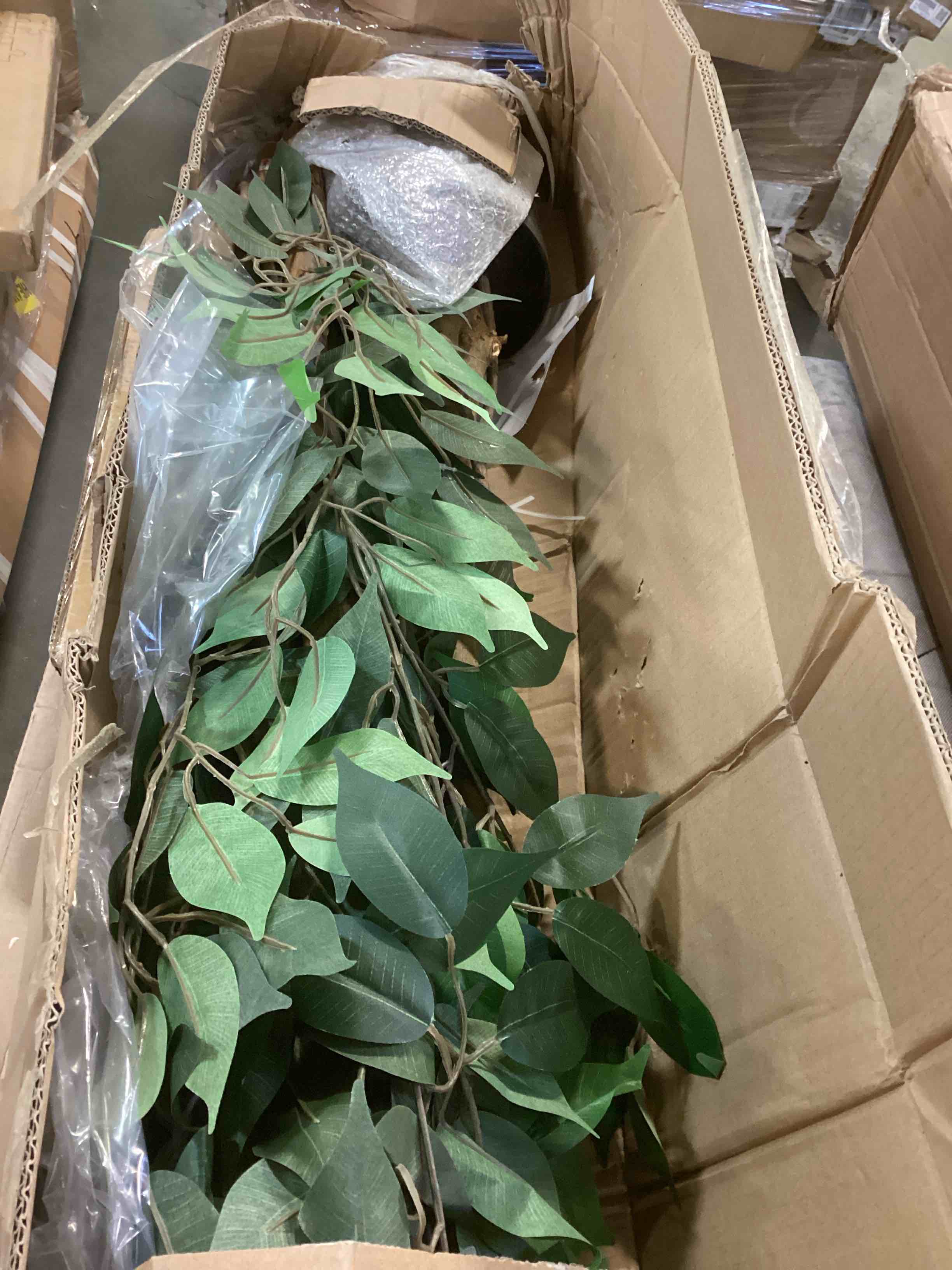 https://s3.amazonaws.com/lotting-images-prod/bidfta/RED6031028_1707942977304.jpeg