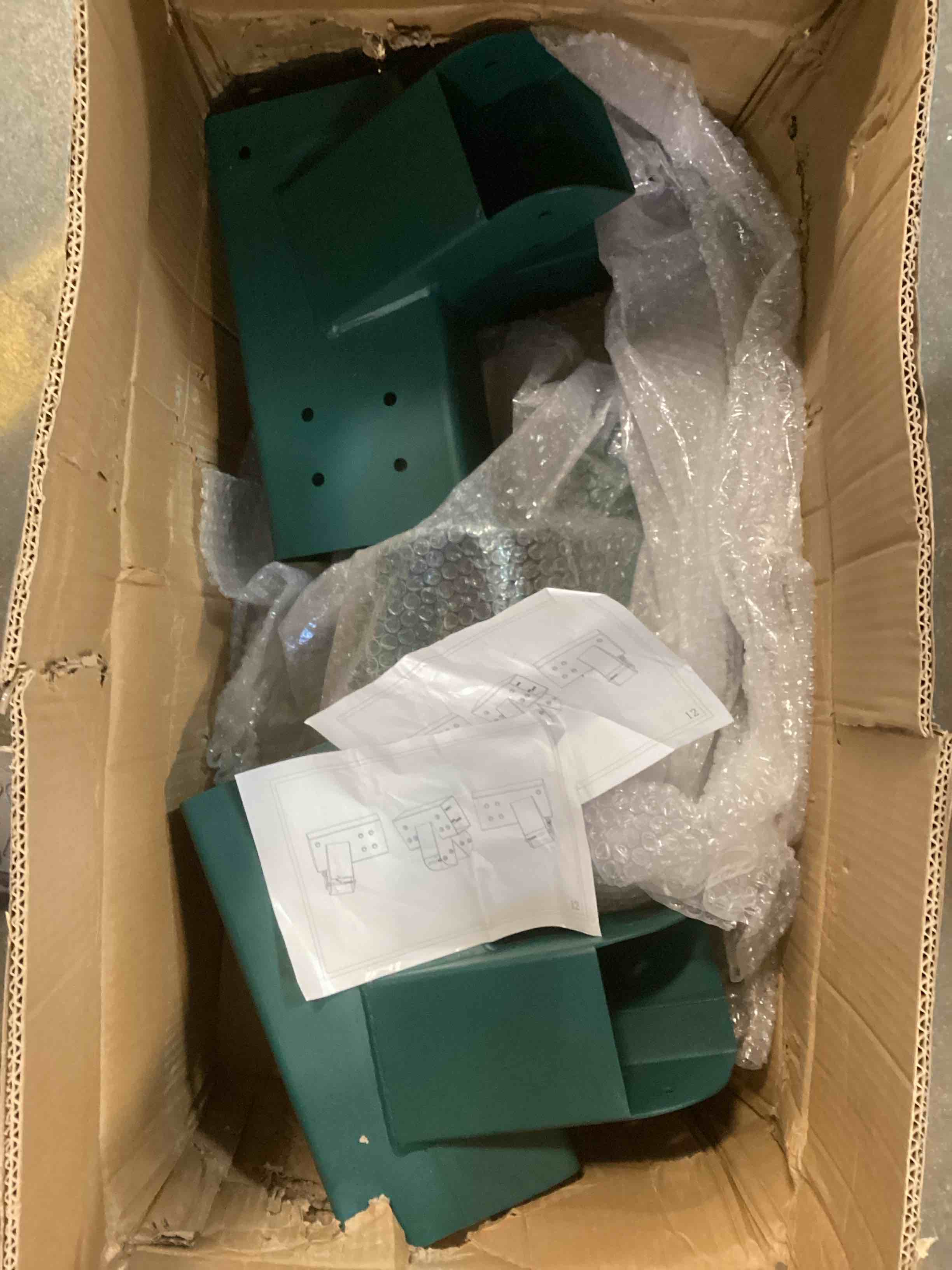 https://s3.amazonaws.com/lotting-images-prod/bidfta/RED6031038_1707944292697.jpeg