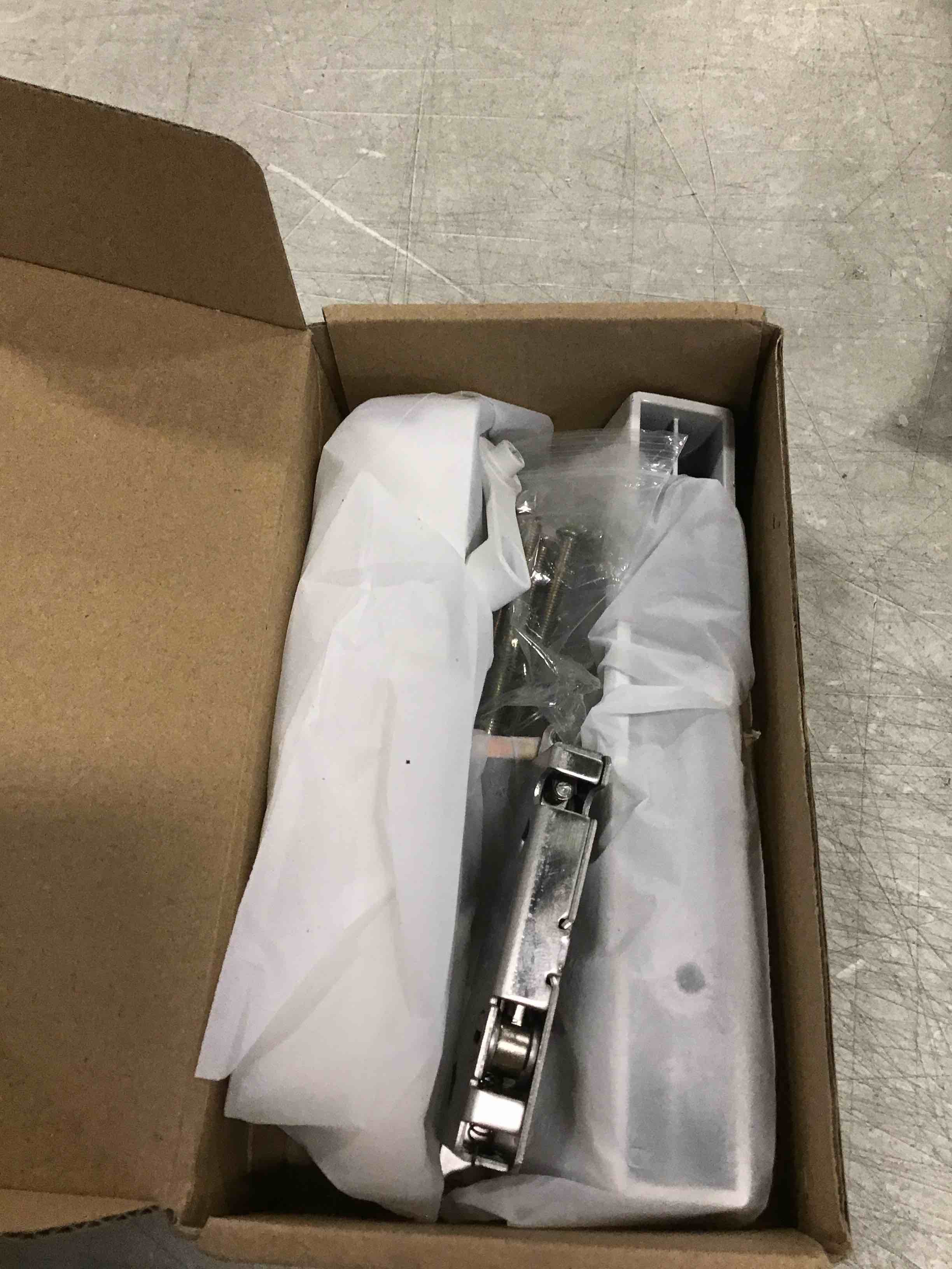 https://s3.amazonaws.com/lotting-images-prod/bidfta/RED6033031_1714999213416.jpeg