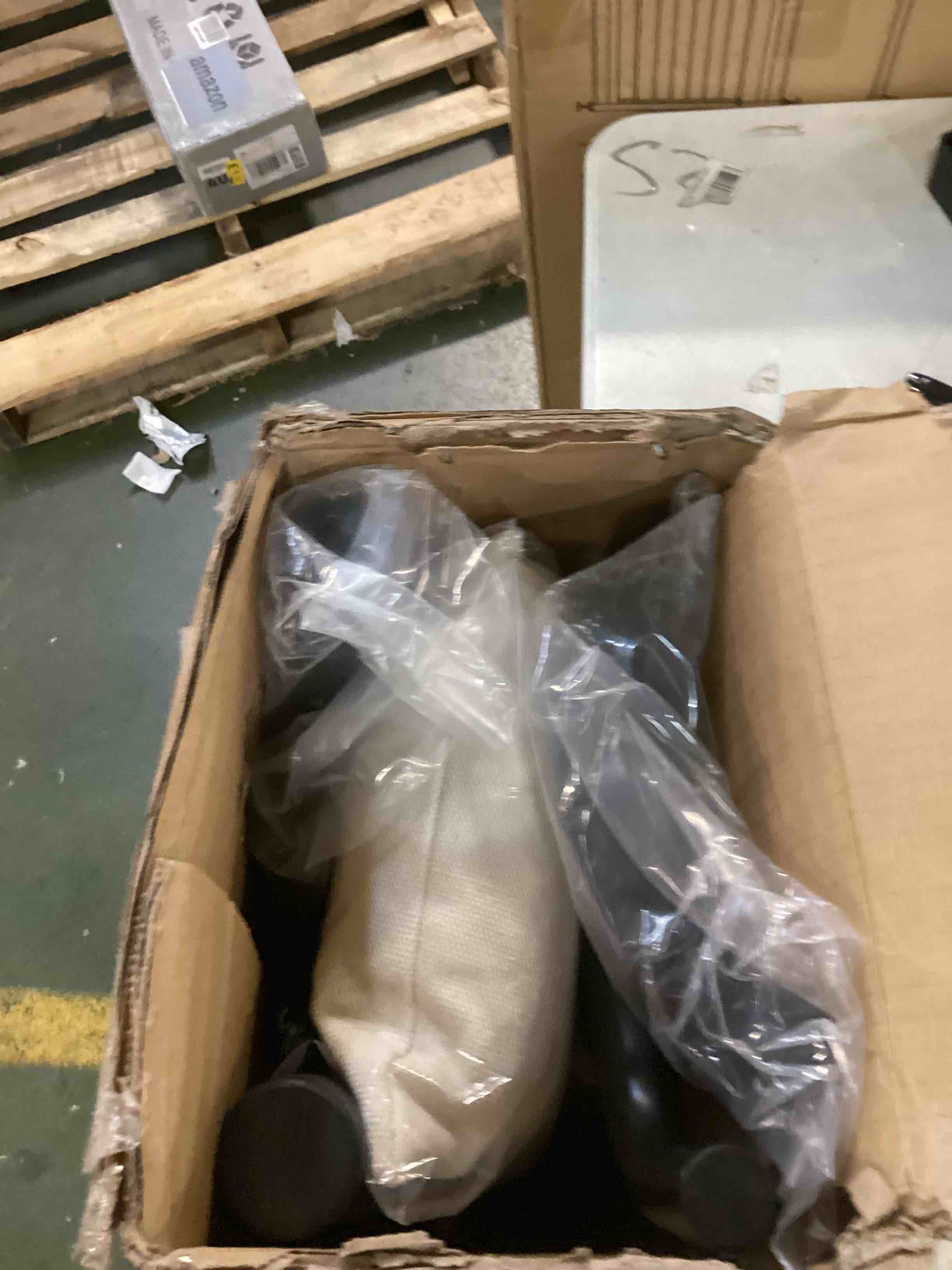 https://s3.amazonaws.com/lotting-images-prod/bidfta/RED6033729_1714760366532.jpeg