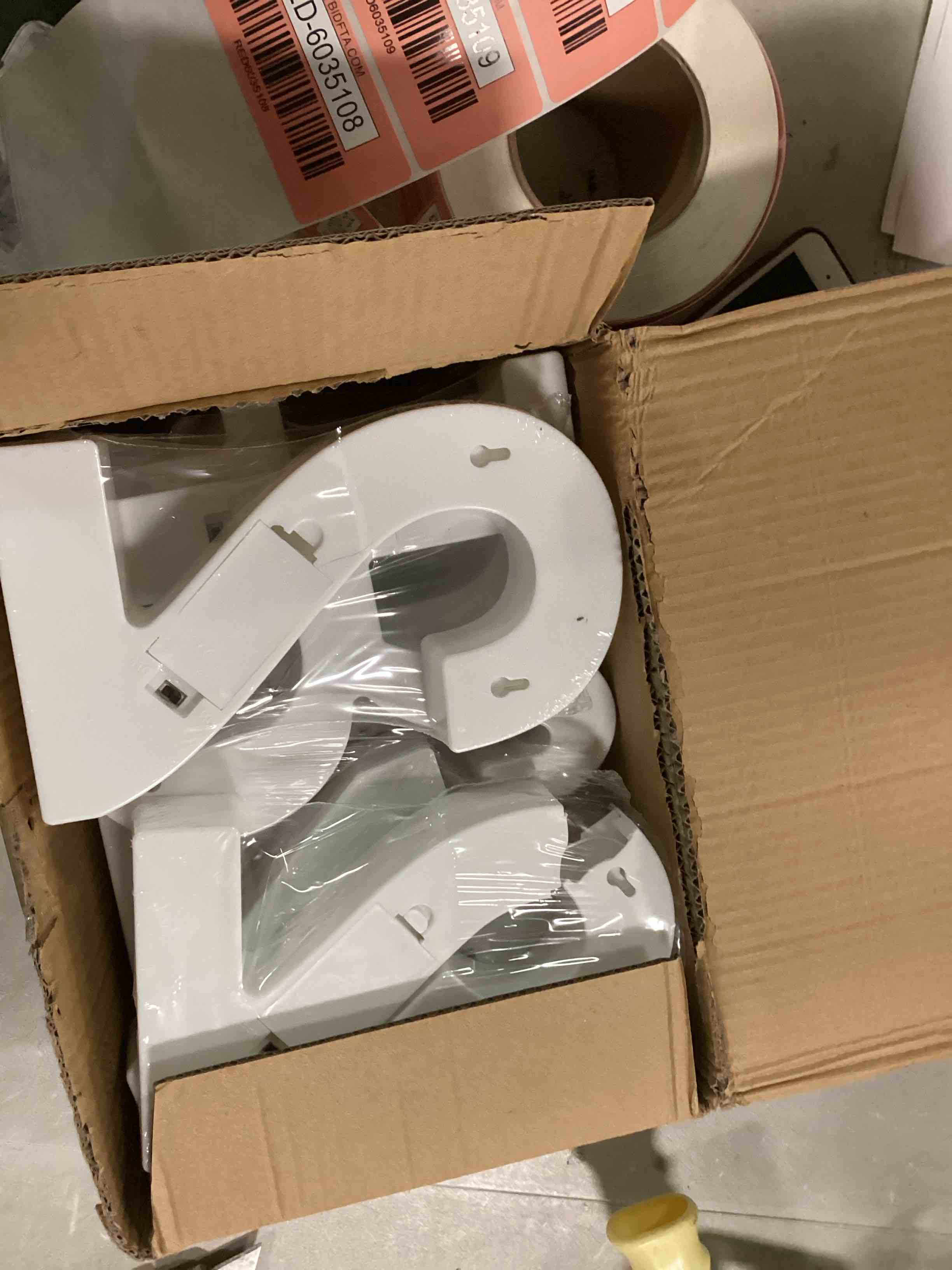 https://s3.amazonaws.com/lotting-images-prod/bidfta/RED6035108_1714675165522.jpeg