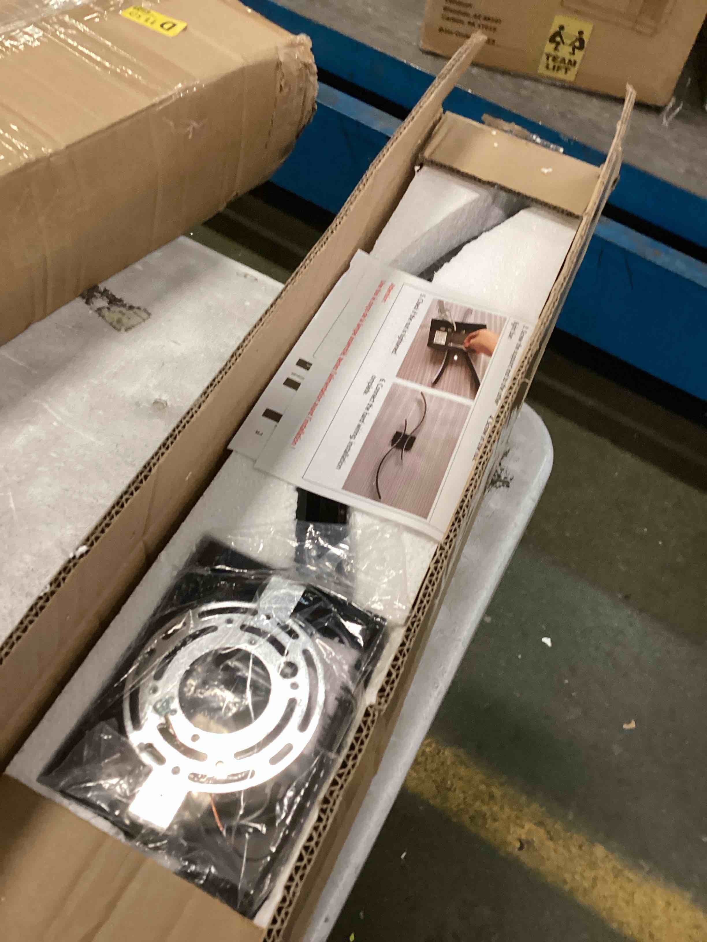 https://s3.amazonaws.com/lotting-images-prod/bidfta/RED6038008_1715008565967.jpeg