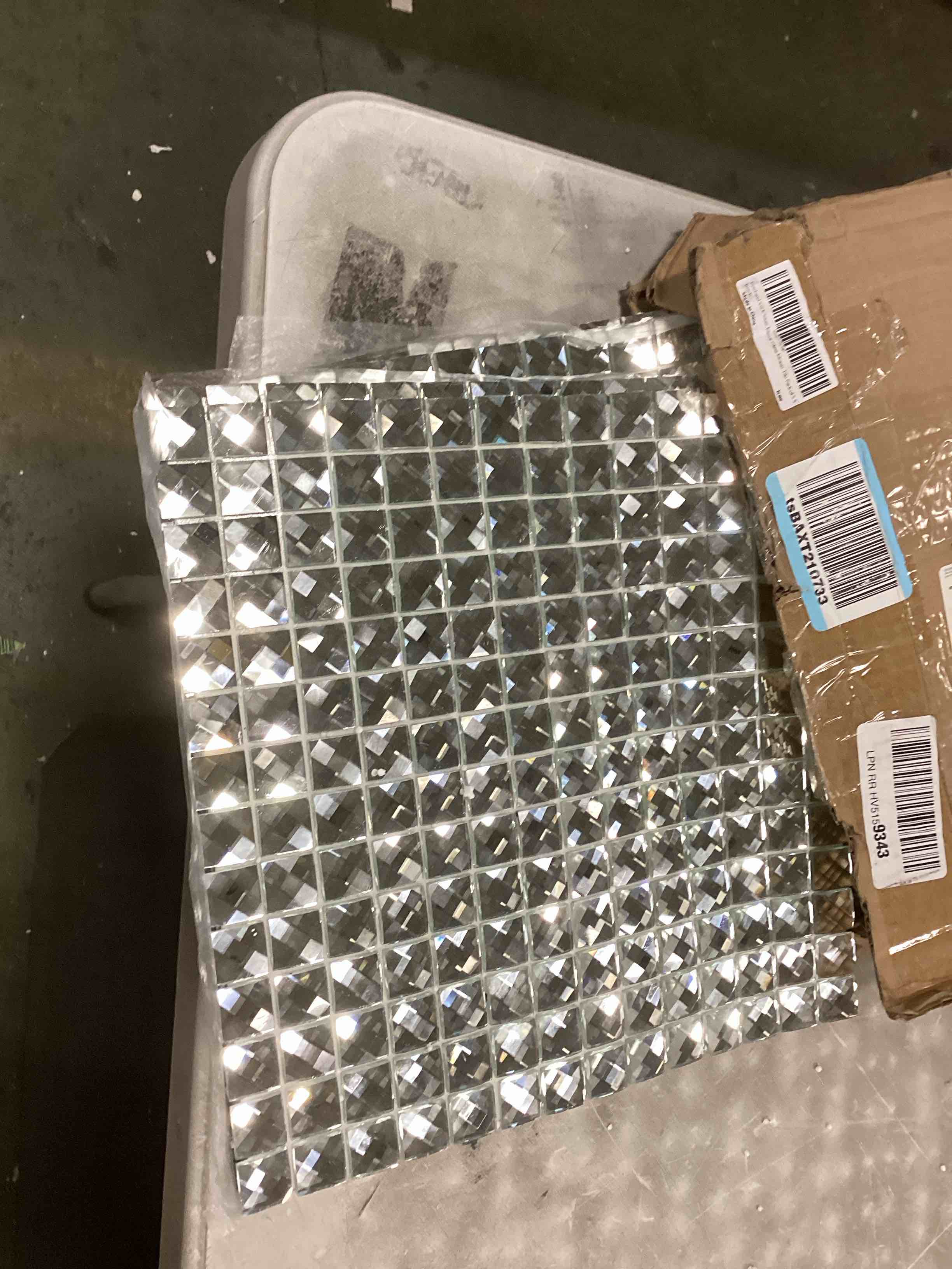 https://s3.amazonaws.com/lotting-images-prod/bidfta/RED6038227_1715083398995.jpeg