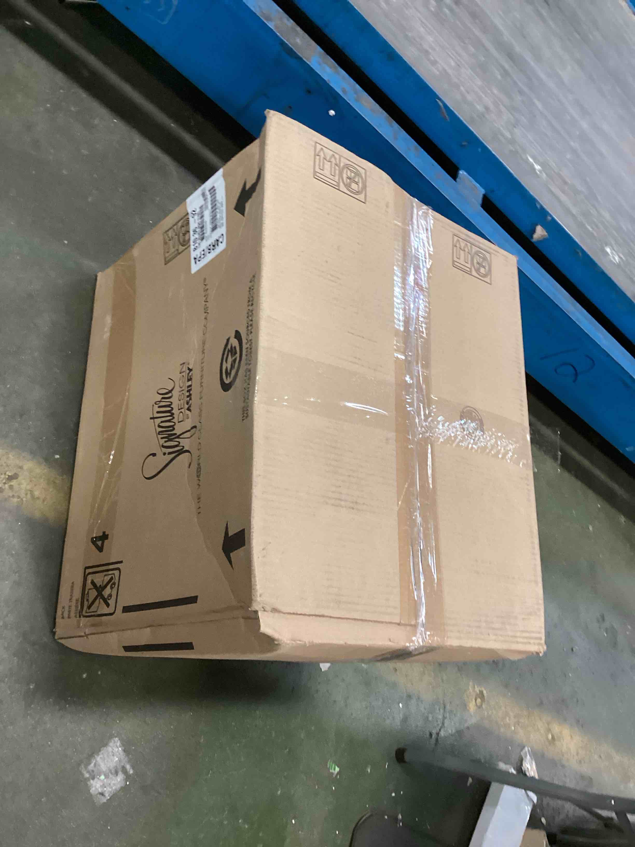 https://s3.amazonaws.com/lotting-images-prod/bidfta/RED6038267_1715086776165.jpeg