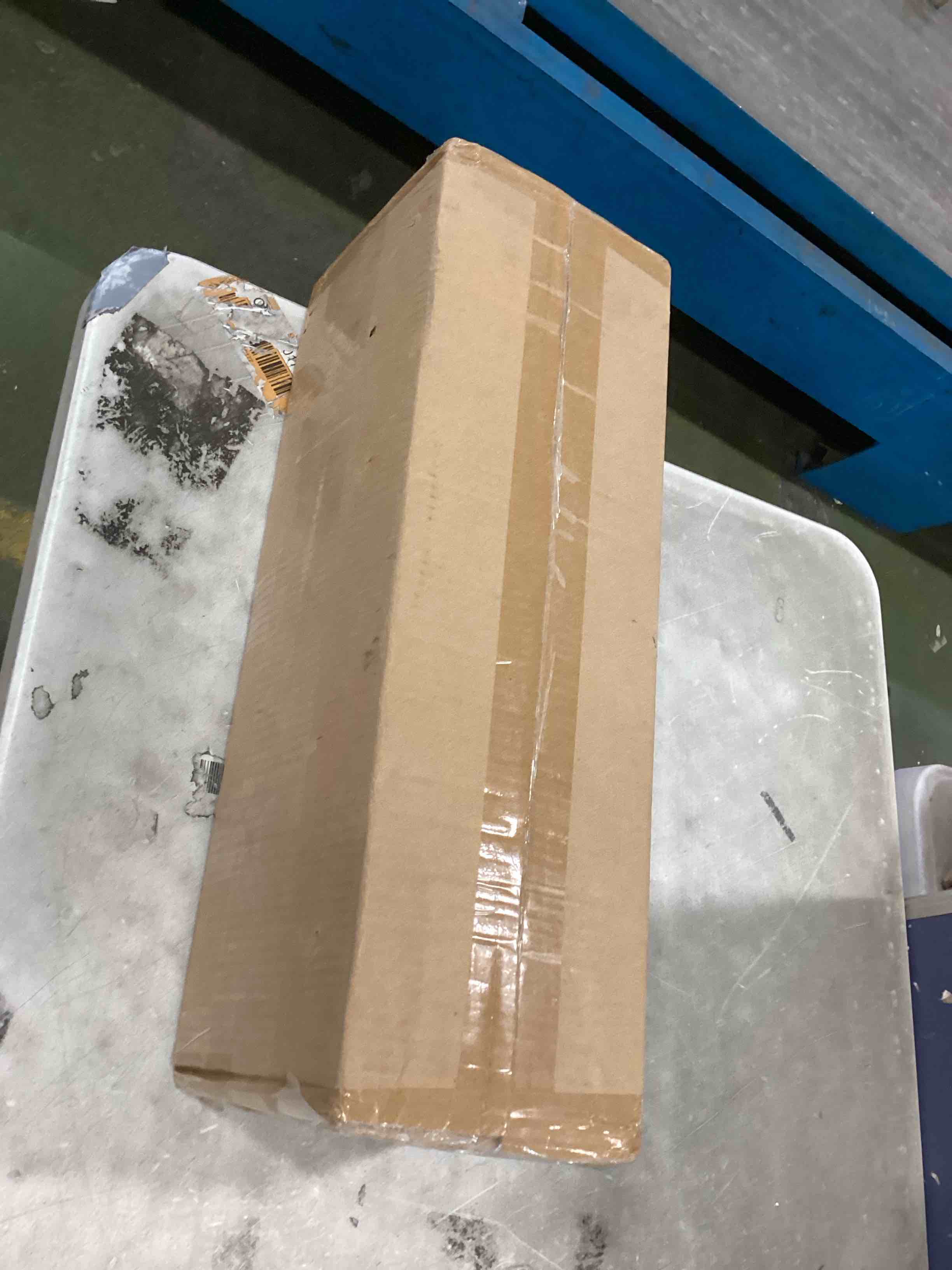 https://s3.amazonaws.com/lotting-images-prod/bidfta/RED6039111_1715275788842.jpeg