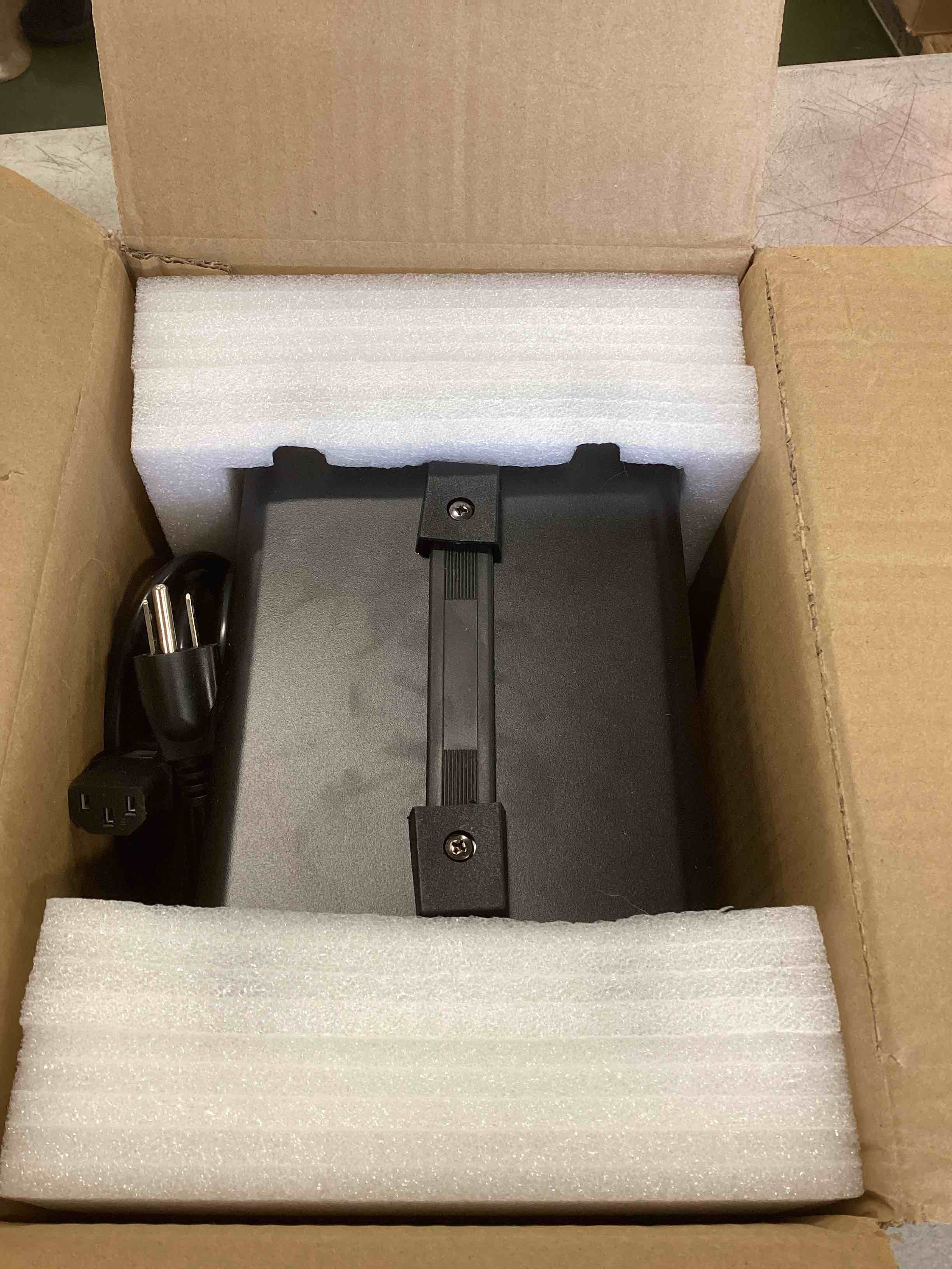 https://s3.amazonaws.com/lotting-images-prod/bidfta/RED6041299_1714491832237.jpeg