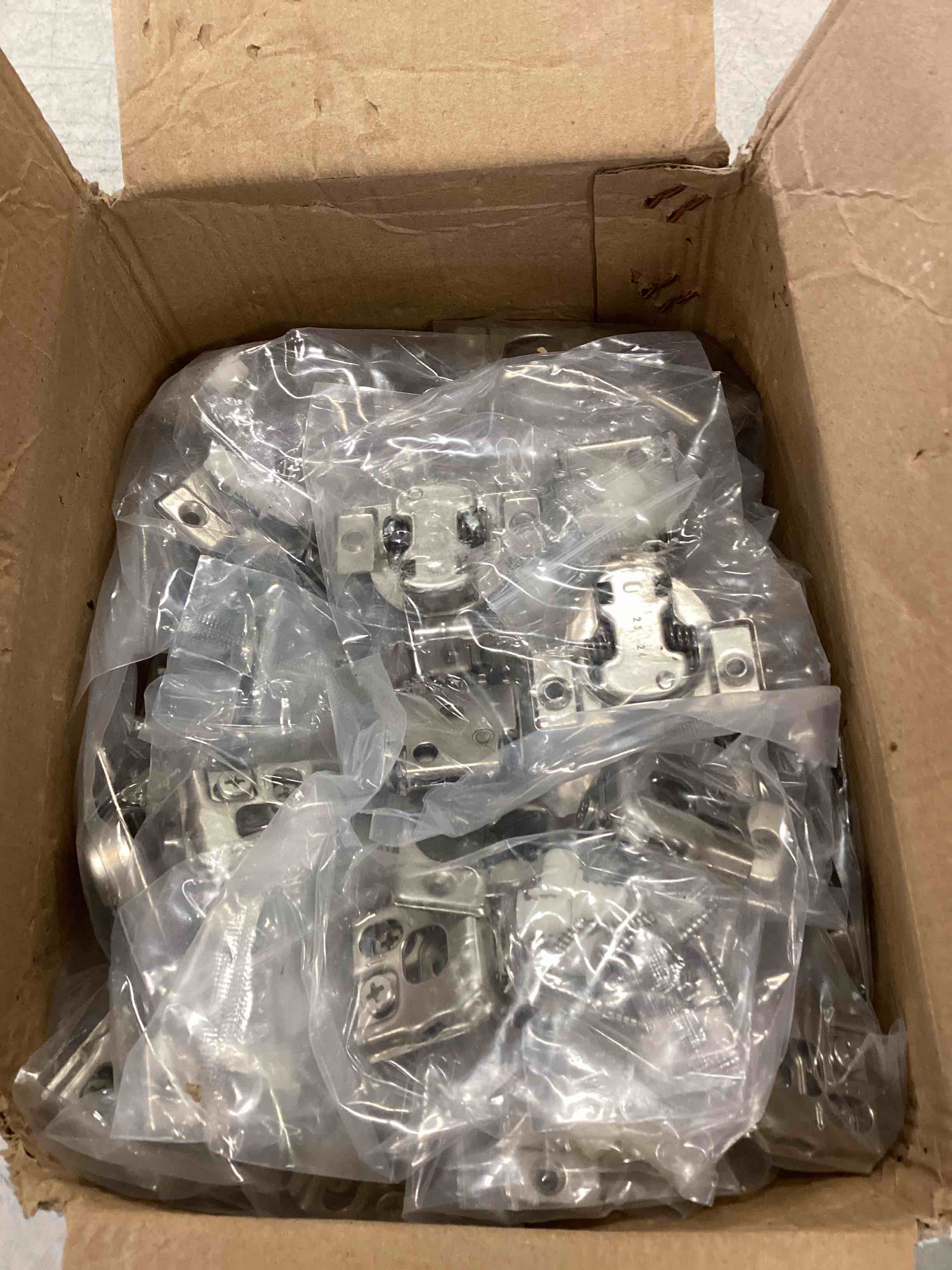 https://s3.amazonaws.com/lotting-images-prod/bidfta/RED6042440_1714762831092.jpeg
